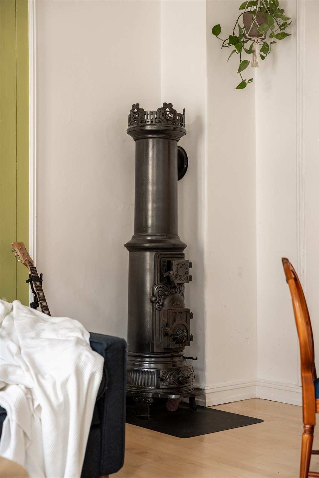 Original støpejernsovn med krone i stuen. Pipeløpet ble oppgradert 2012. Galleribilde