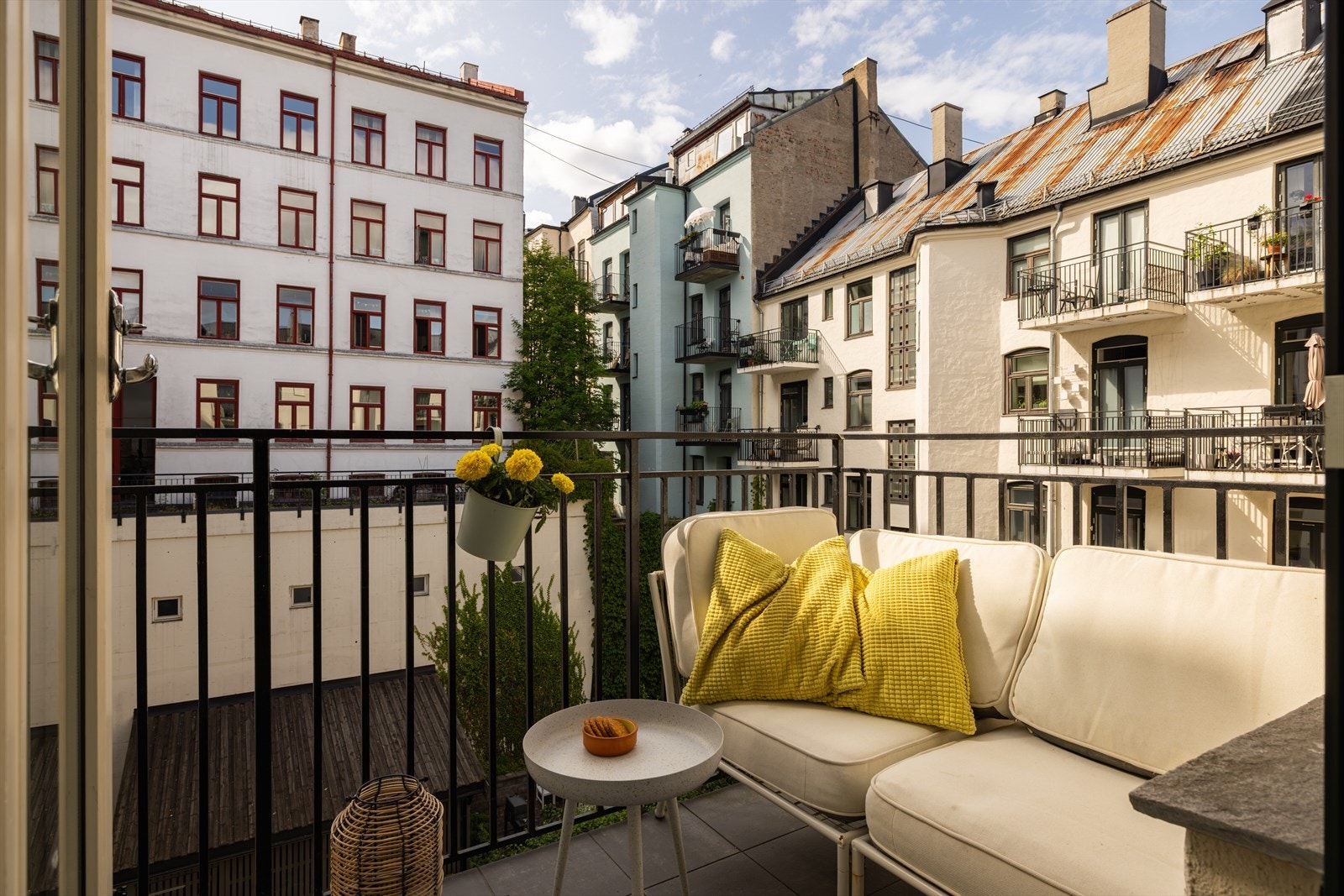 Romslig vestvendt balkong med plass til sittegruppe og planter Galleribilde