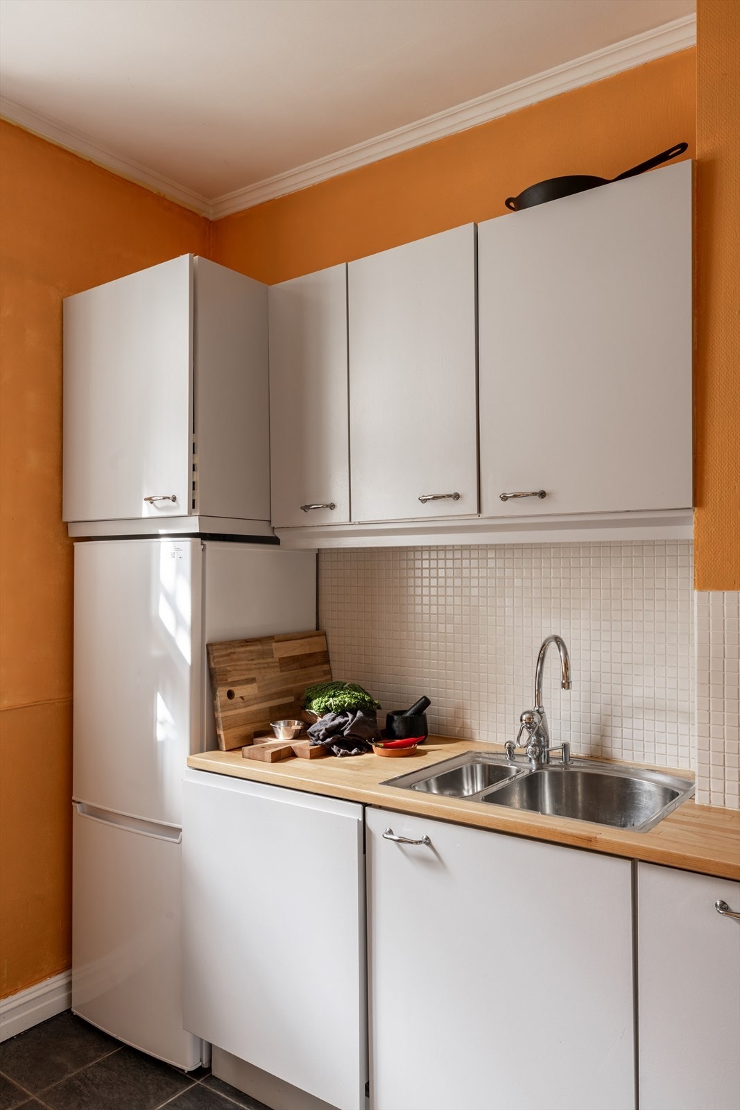 Integrert oppvaskmaskin, stekeovn, keramisk topp og frittstående kombiskap. Flislagt gulv meg varmkabel. Galleribilde