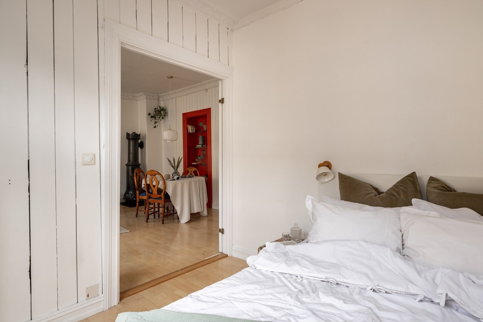 Fra stuen er det adkomst via 2-fløyet dør til soverommet Galleribilde