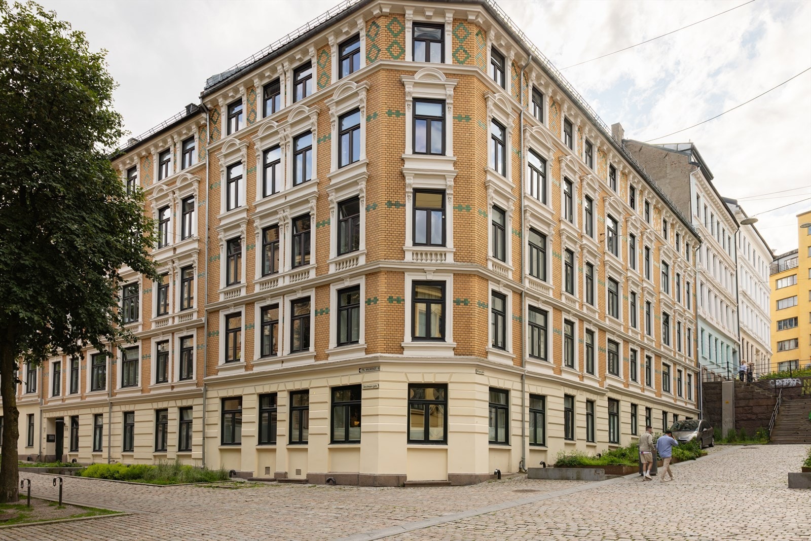 Fasade sett fra gate - Tilbaketrukket beliggenhet Galleribilde