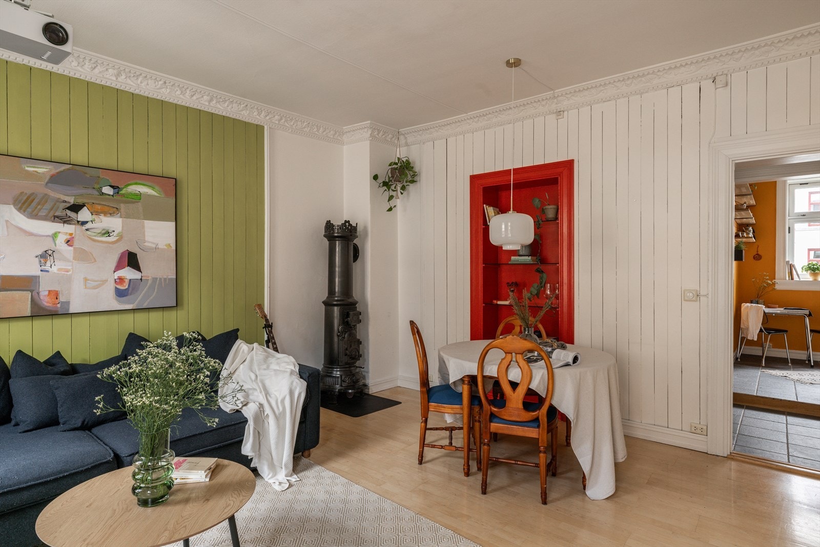 Koselig plass ved ovn i stuen. Legg merke til innebygde hyllen Galleribilde