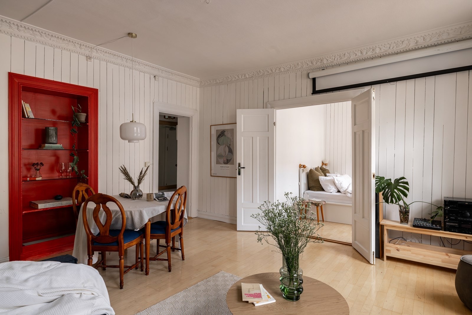 Stuen har lekker stukkatur og store vindusflater med dype karmer Galleribilde