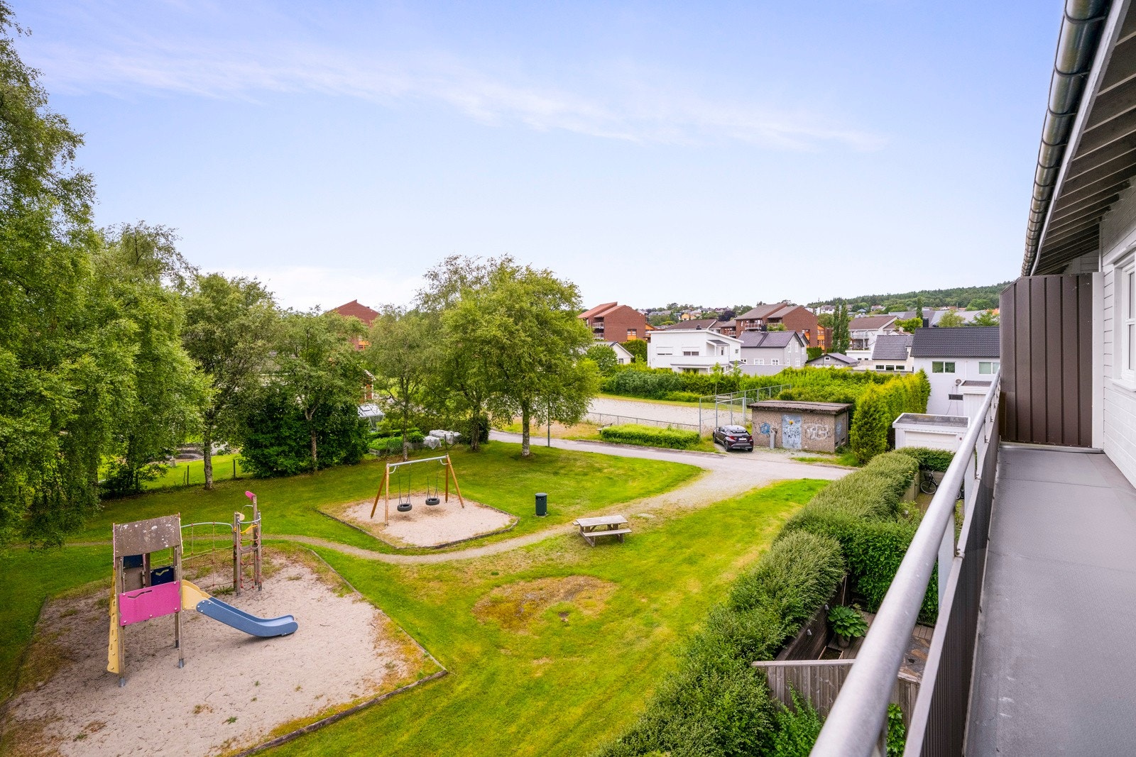 Det er kort vei til fantastiske tur- og rekreasjonsområder som Hinnamarka og Jåttånuten. Galleribilde
