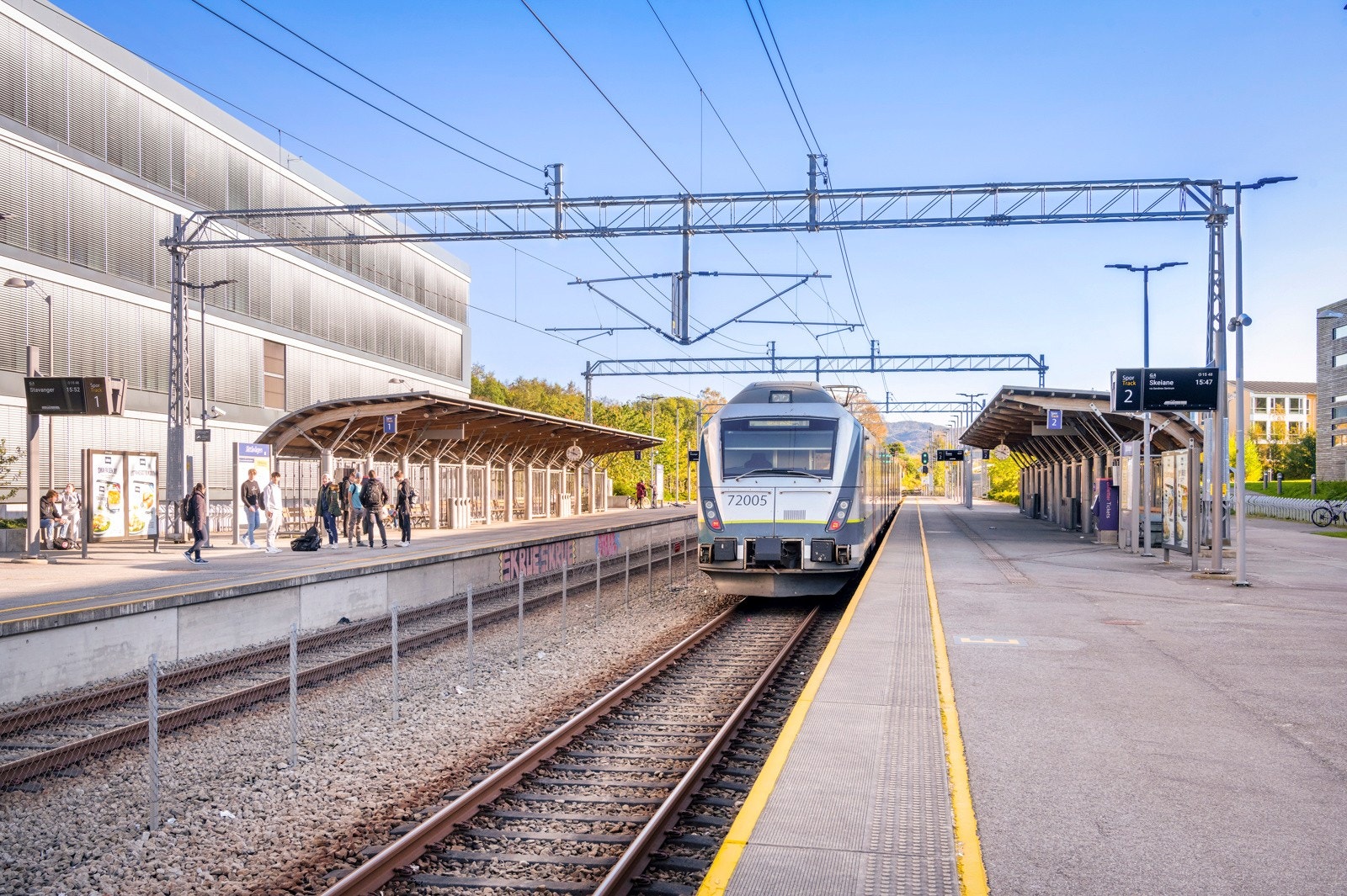 Jåttåvågen togstasjon ligger ca. 1 km unna og toget bruker ca. 10 min inn til byen. Galleribilde