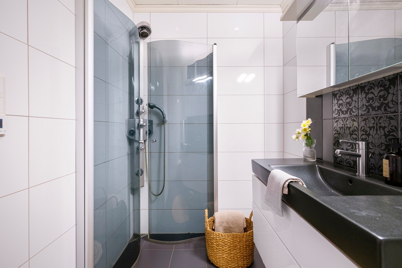 Varme er lagt under gulvet, og badet har vegghengt toalett og et dusjhjørne med innfellbare glassdører. Galleribilde