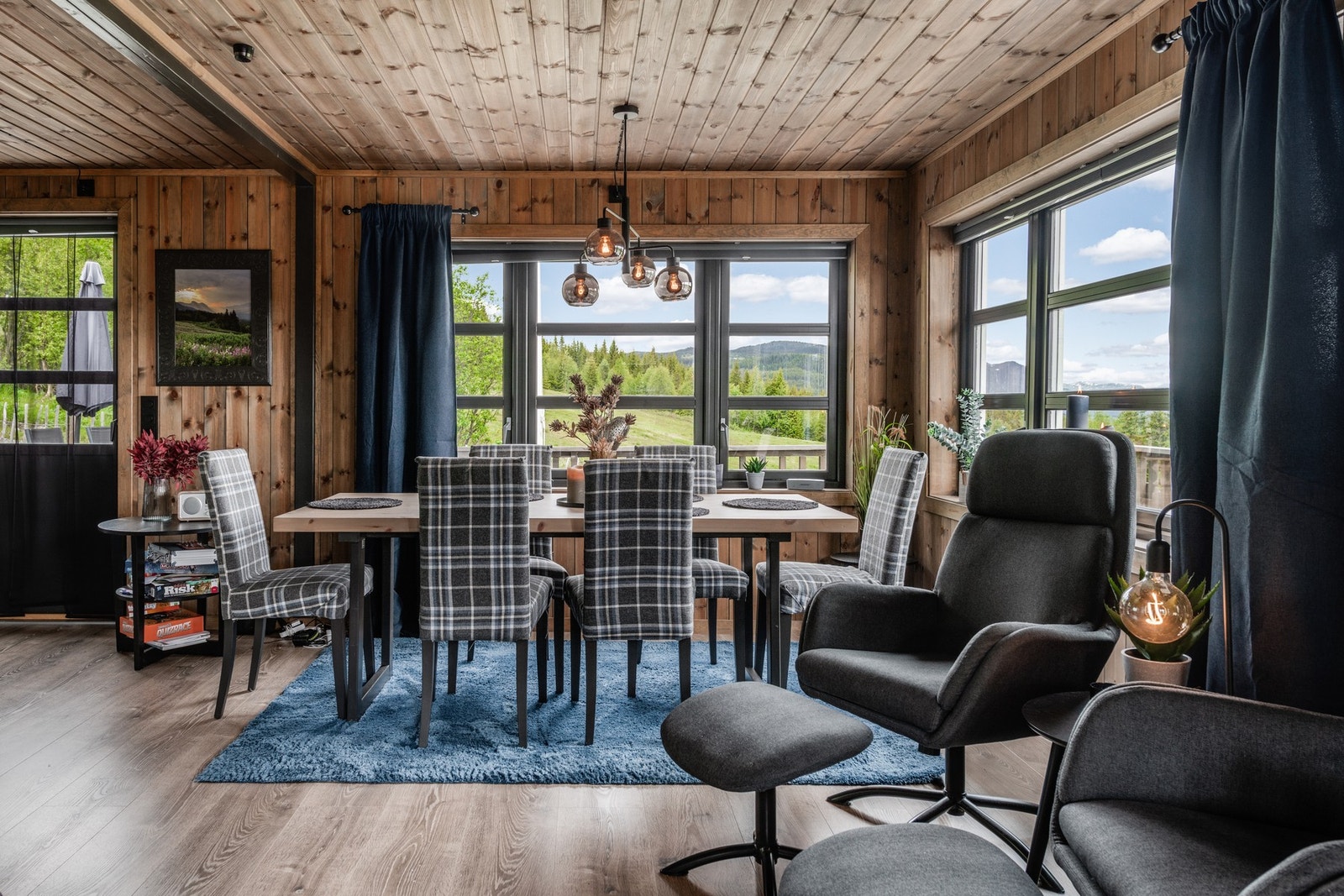 Spisestuen er omringet av store vinduer. Galleribilde