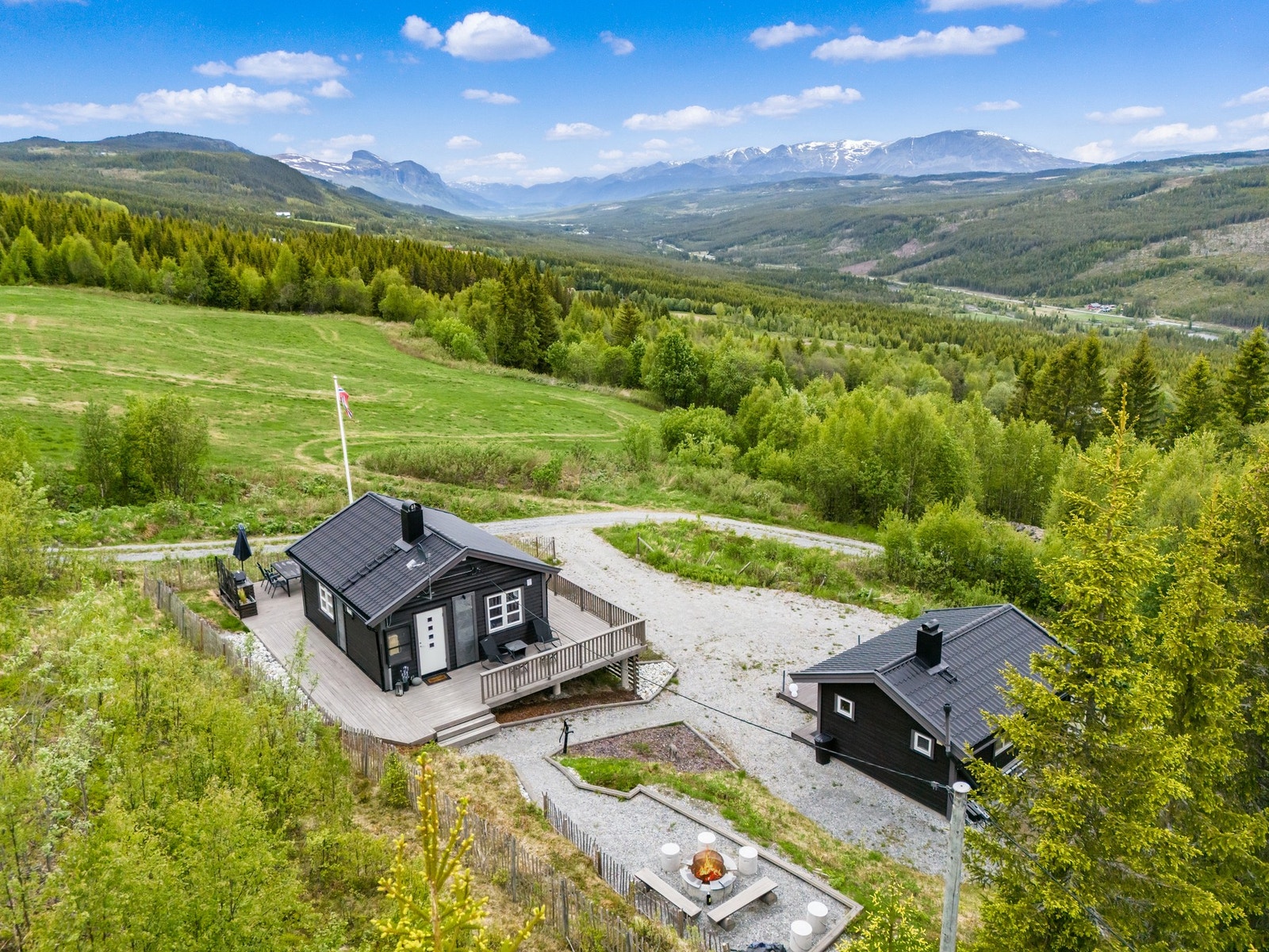 Privatmegleren Hallingdal v/ Merethe Jonsen har gleden av å presentere Smylistølvegen 51! Galleribilde