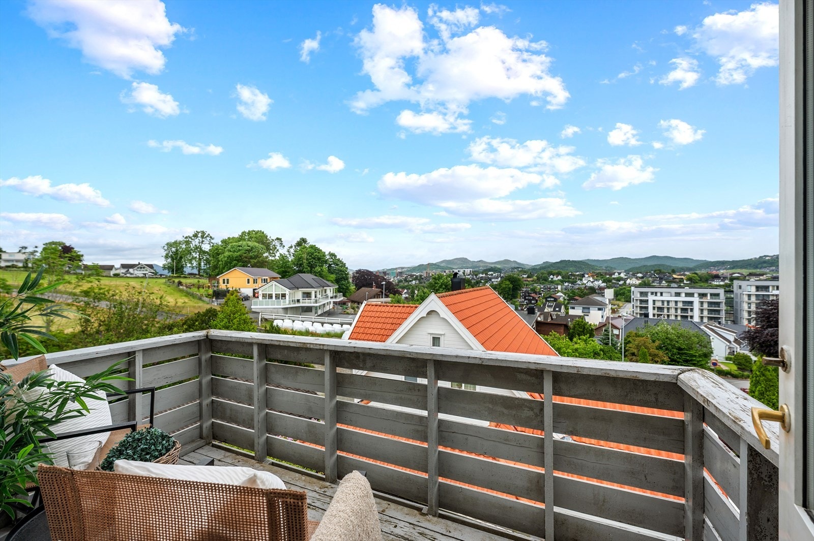 Fra balkongen er det flott utsikt over nærområdet. Galleribilde