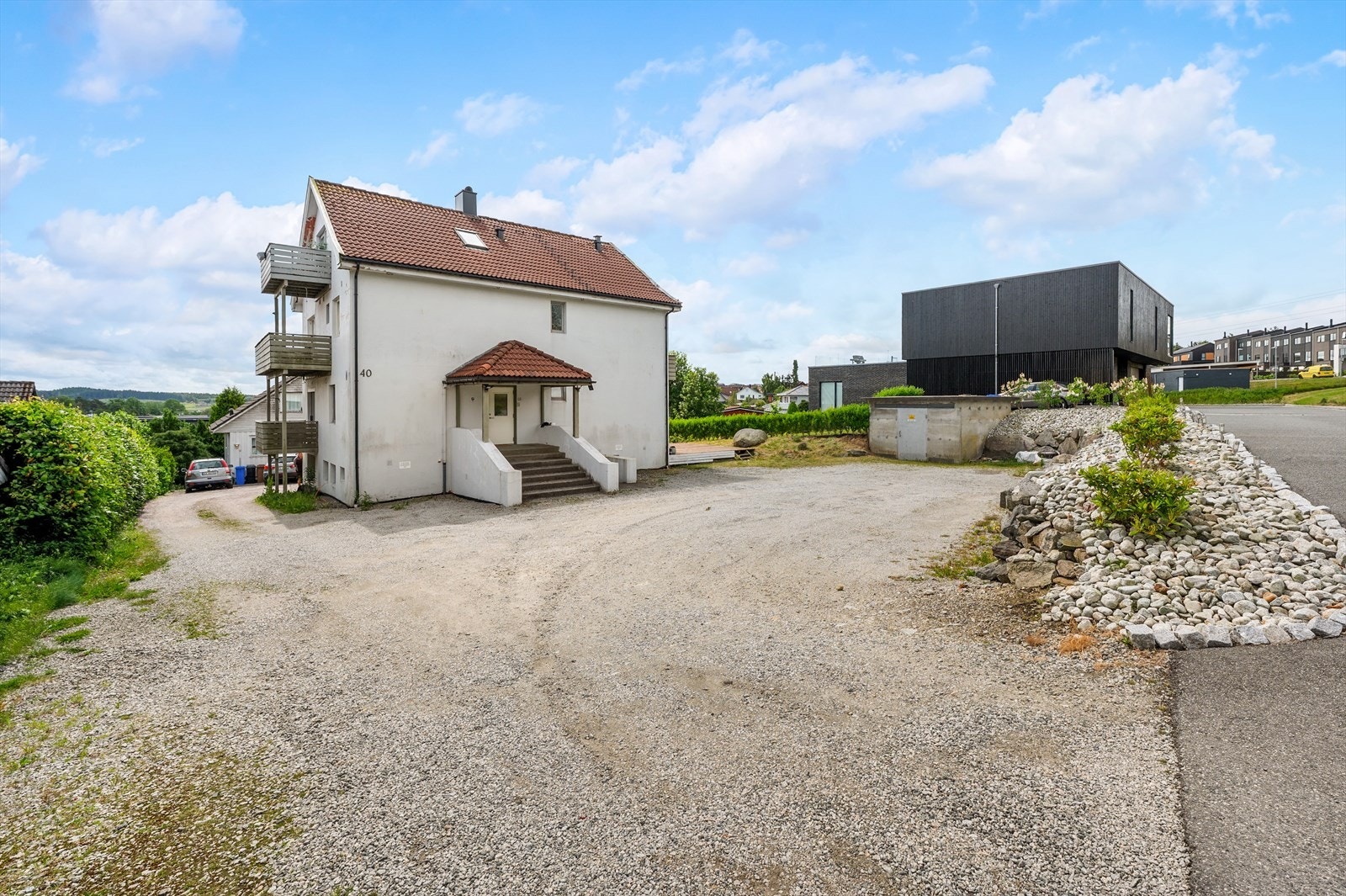 Sameiet har felles parkeringsplass og terrasse tilgjengelig for alle beboere. Galleribilde