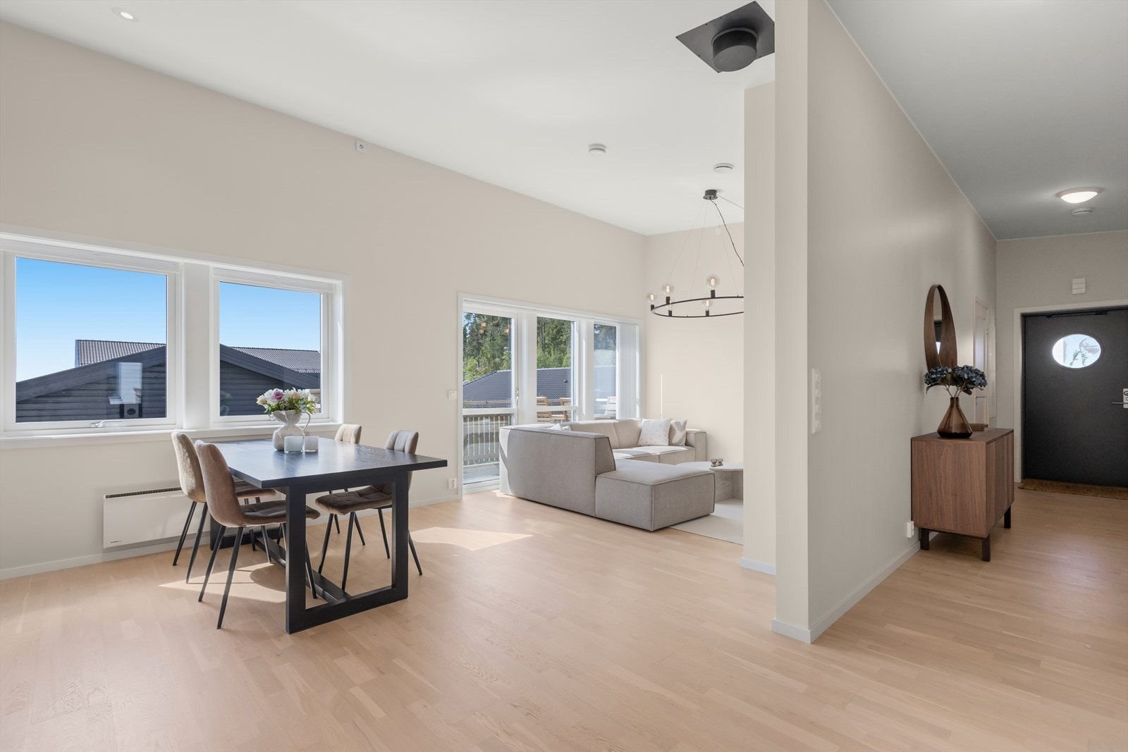 Fra entréen kommer du inn til en åpen løsning med stue og kjøkken. Galleribilde