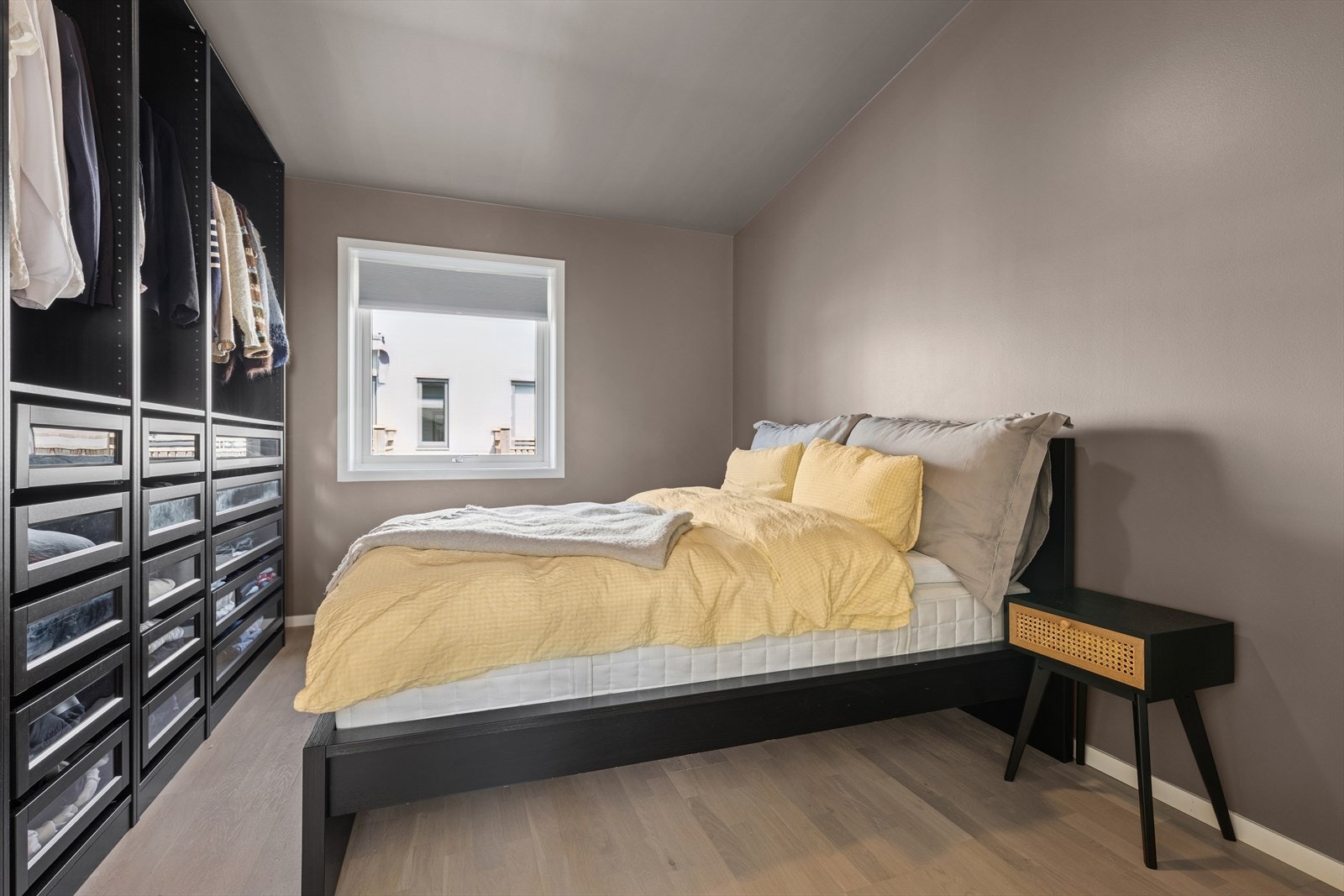 Soverom 1. (Garderobe medfølger) Galleribilde