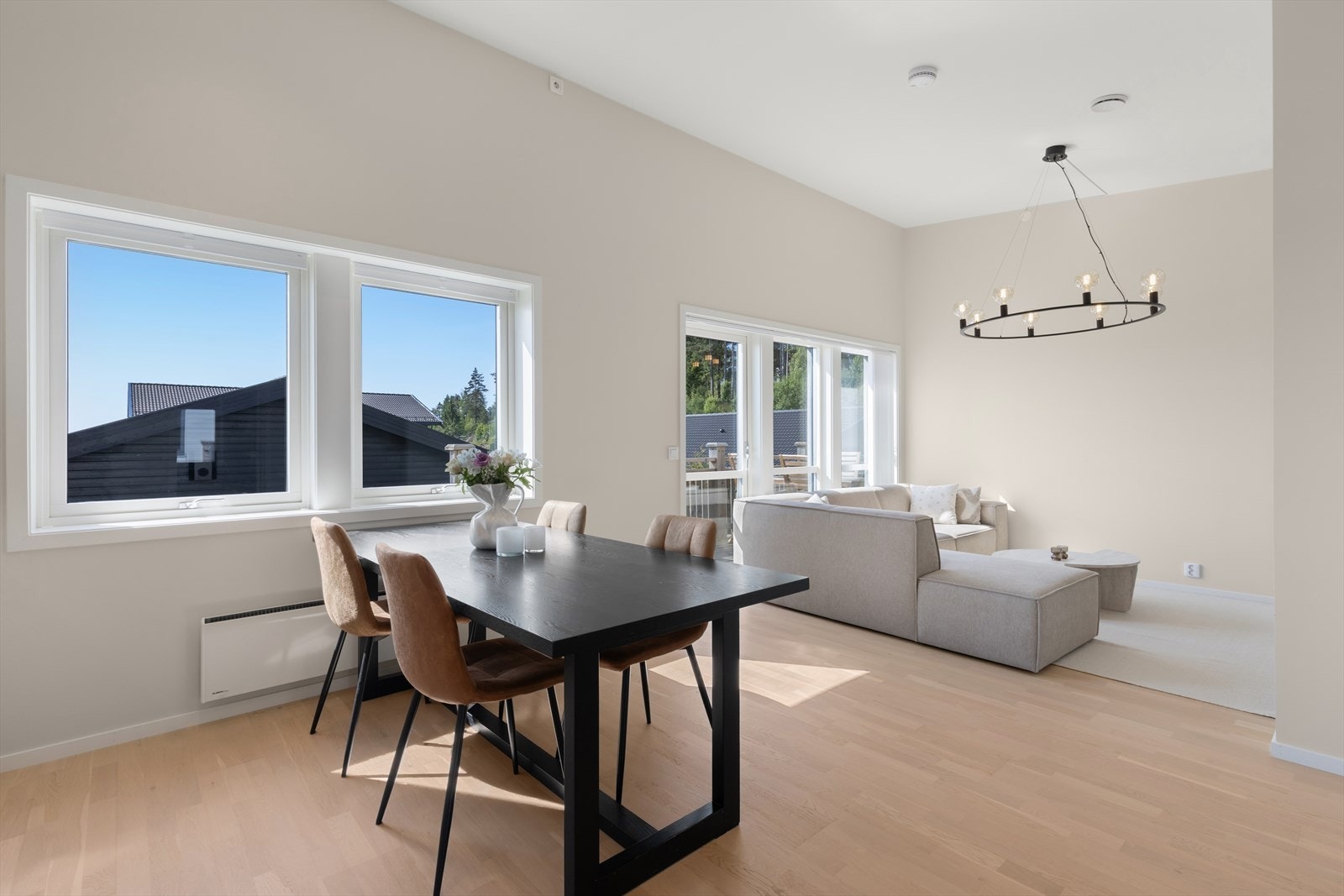 Spisestuen er praktisk plassert i tilknytning til kjøkken. Galleribilde