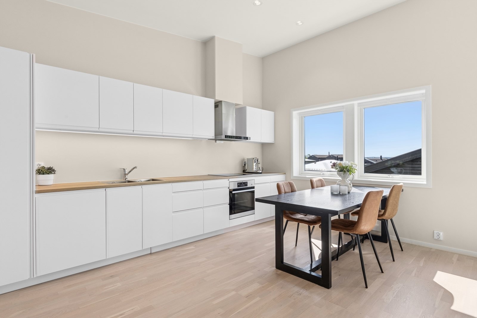 Innredningen er fra 2022, type Ballingslov, og har slette, lyse fronter med gripelist samt laminerte benkeplater. Galleribilde