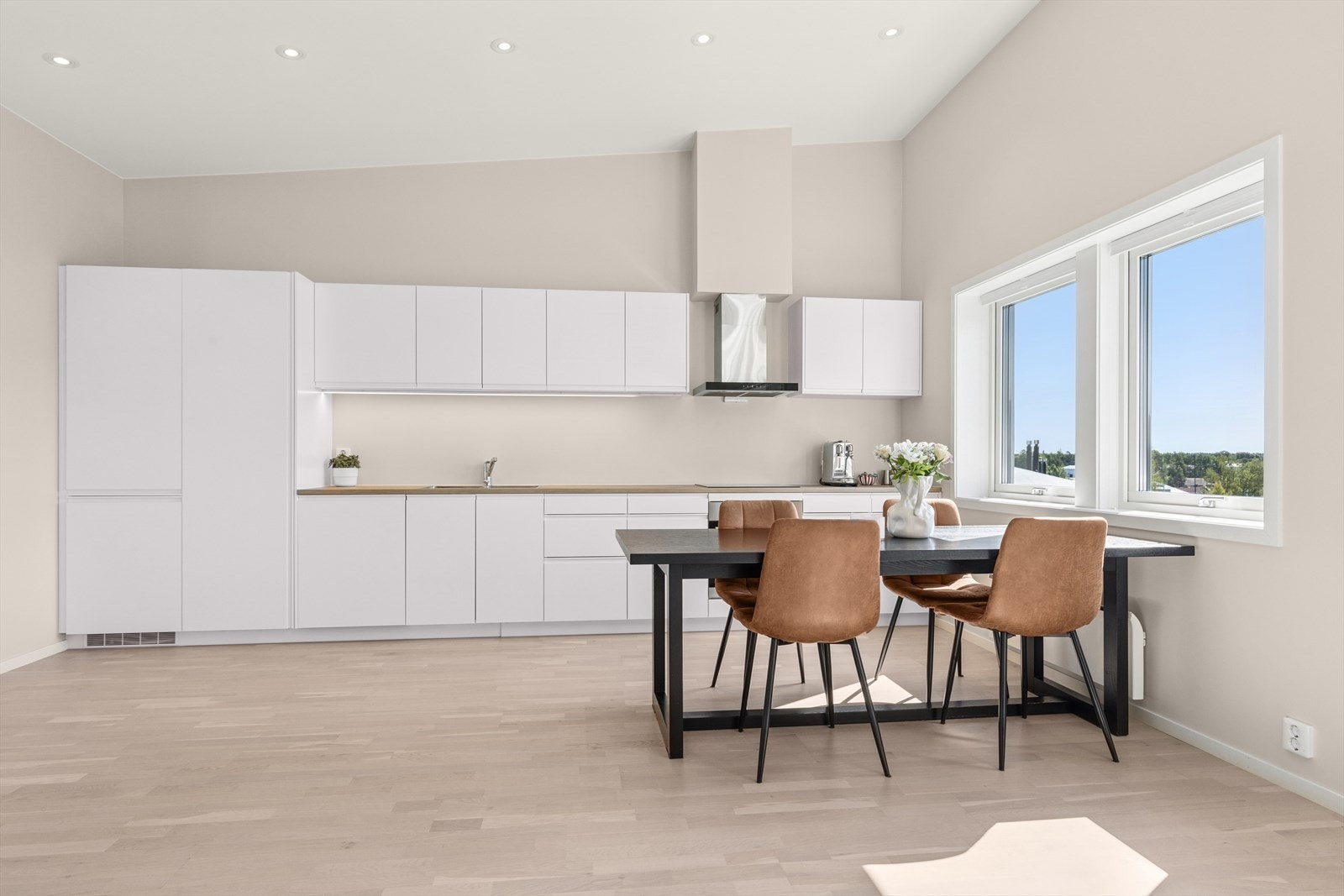 Kjøkkenet har godt med skap- og benkeplass. Galleribilde