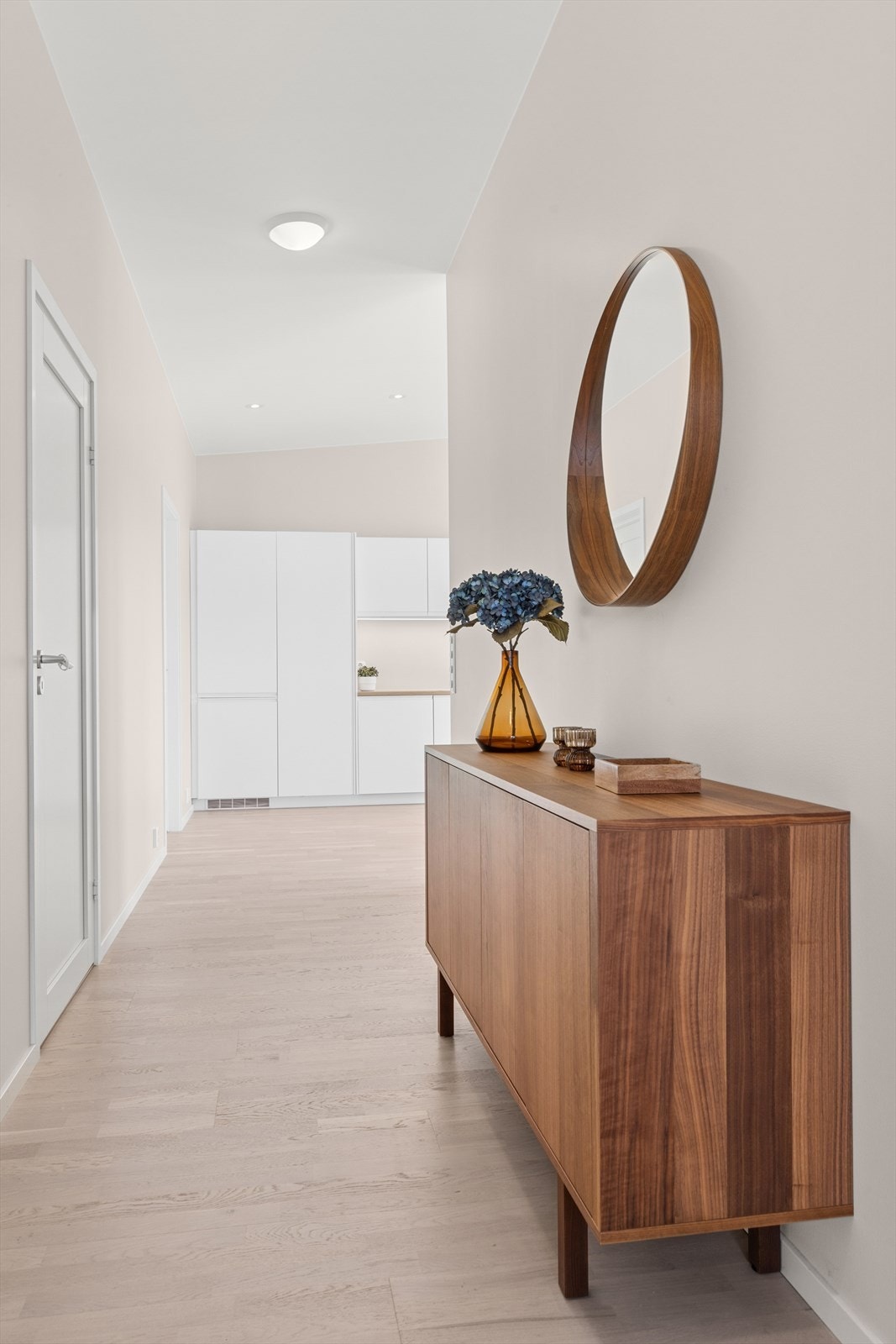 Lys og romslig entré som er malt i lyse og moderne farger. Galleribilde