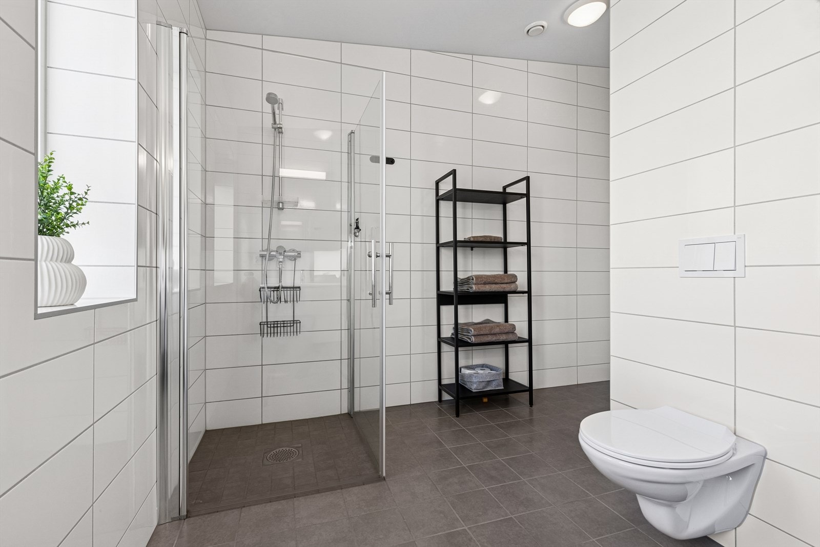 Tidløst bad med flislagte overflater på vegger og gulv. Galleribilde