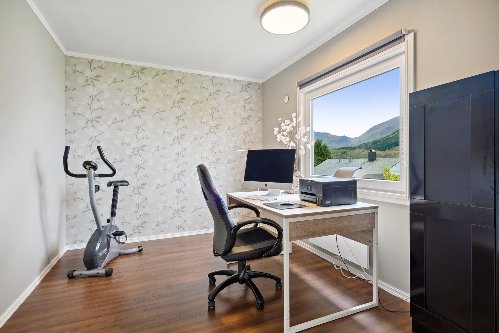 Fra stuen er det inngang til et soverom som i dag er brukt til kontor. Galleribilde