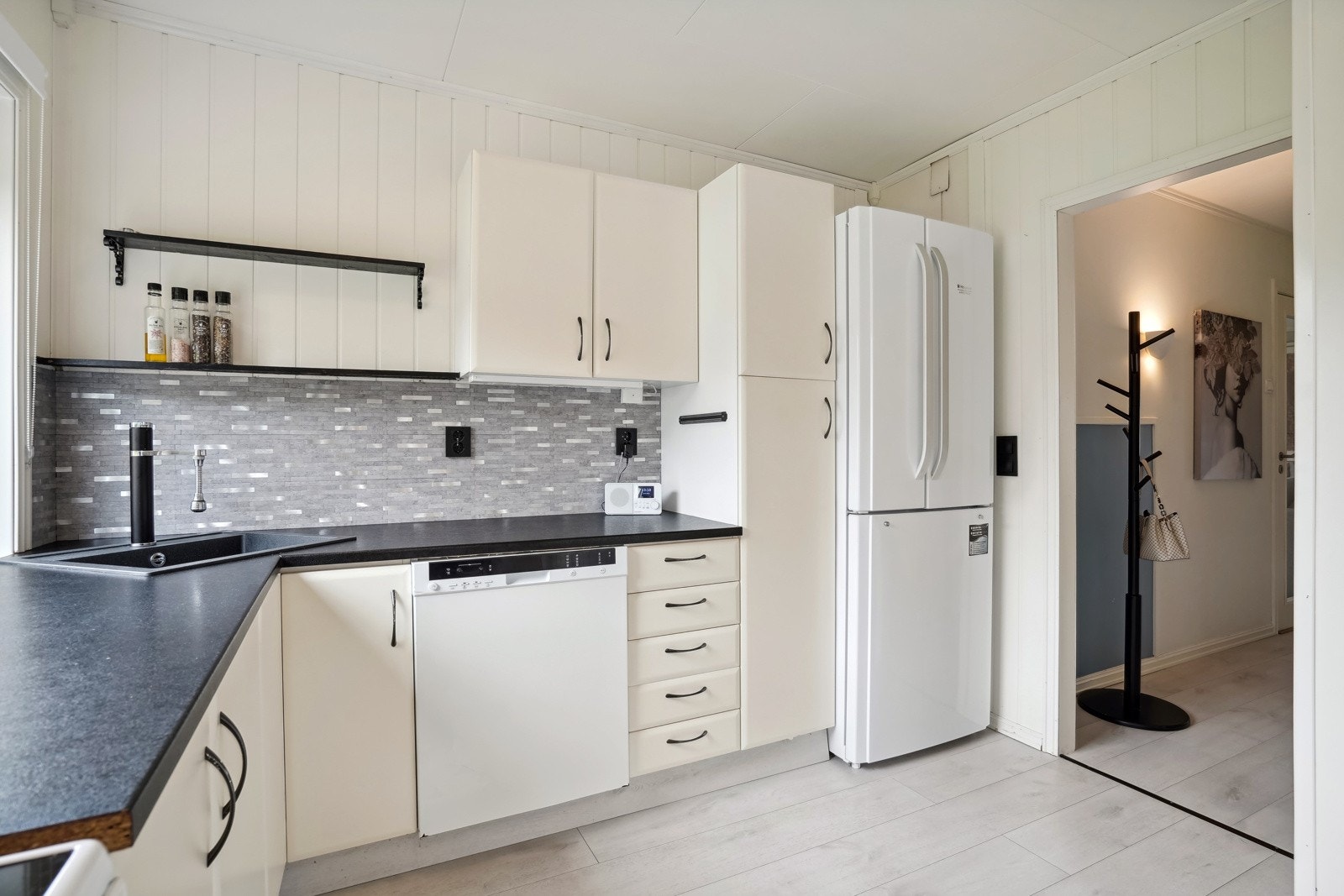 Integrert oppvaskmaskin og plass for komfyr og kjøleskap. Galleribilde