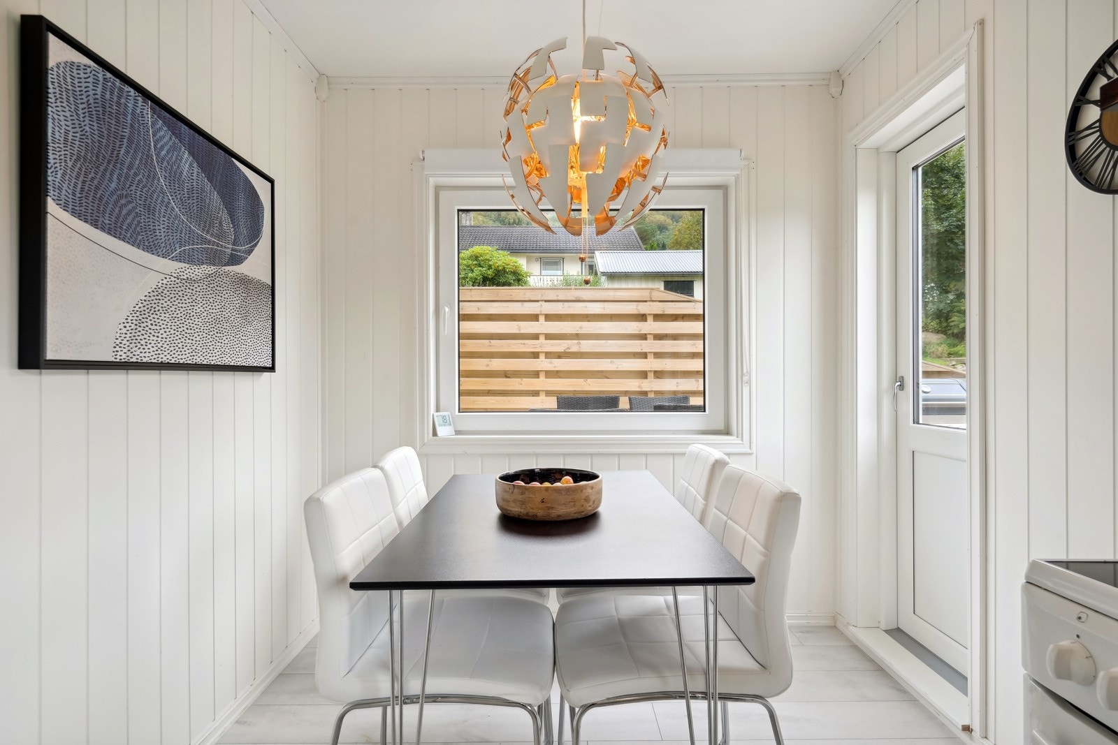 Det er plass til en spisegruppe på kjøkkenet. Utgang til terrasse. Galleribilde