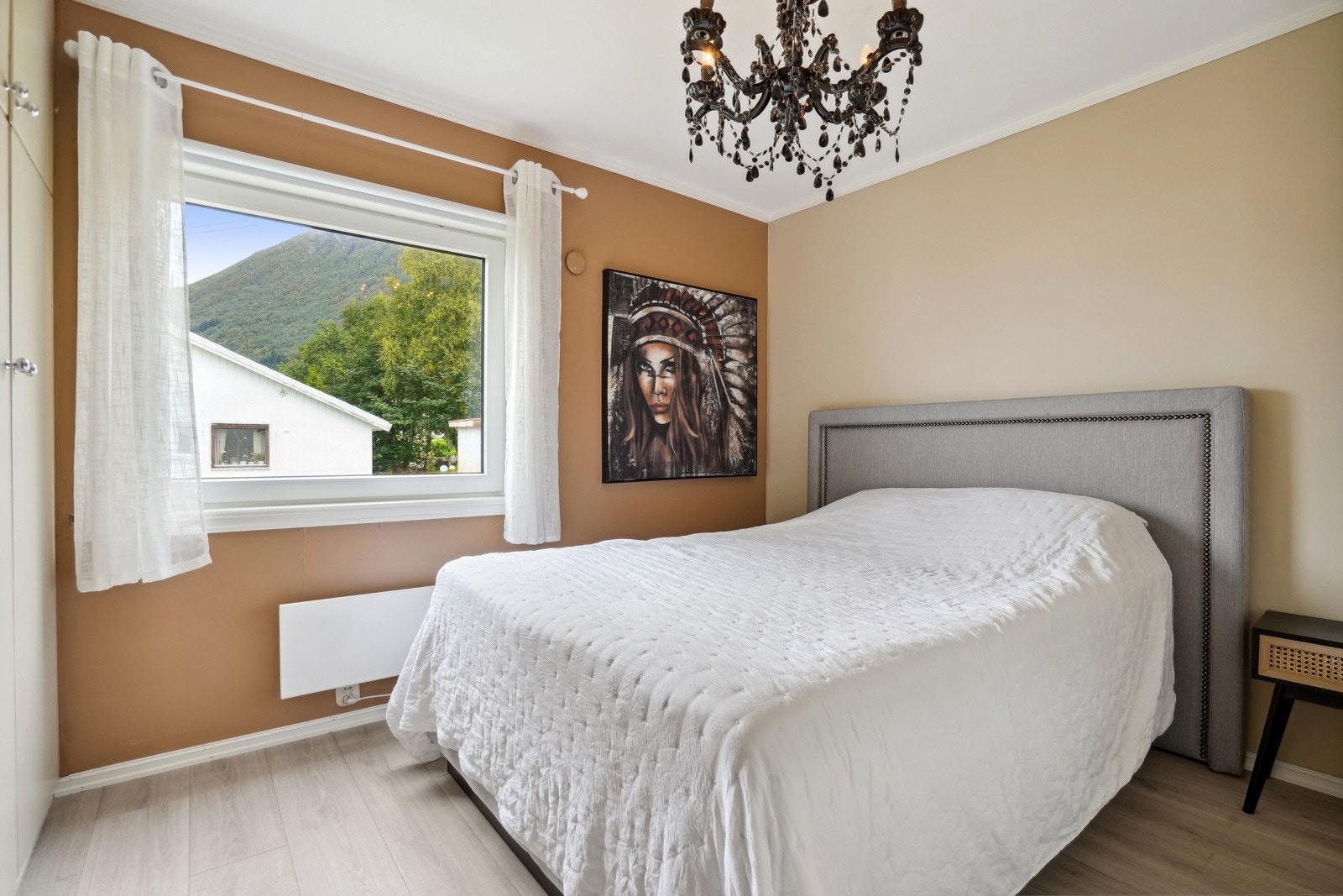 Hovedsoverommet har god størrelse med plass til dobbeltseng og nattbord. Galleribilde