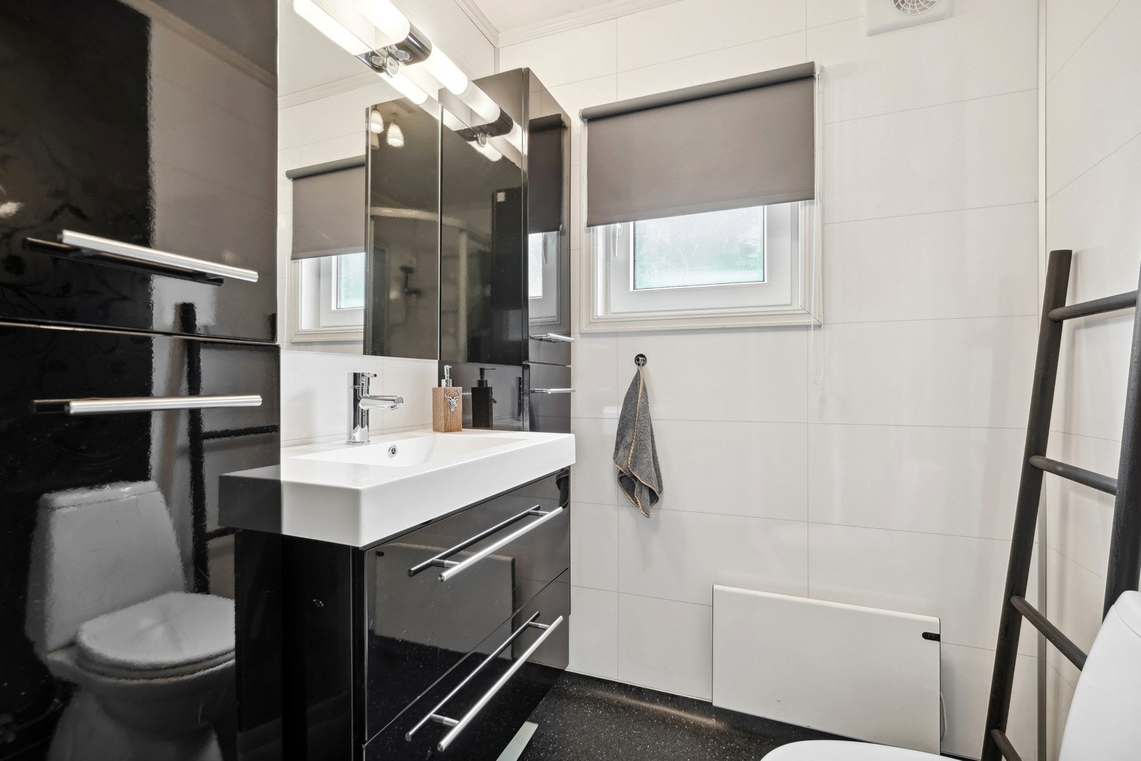 Badet har belegg på gulvet og våtromsplater på veggene. Varmekabler i gulvet. Galleribilde