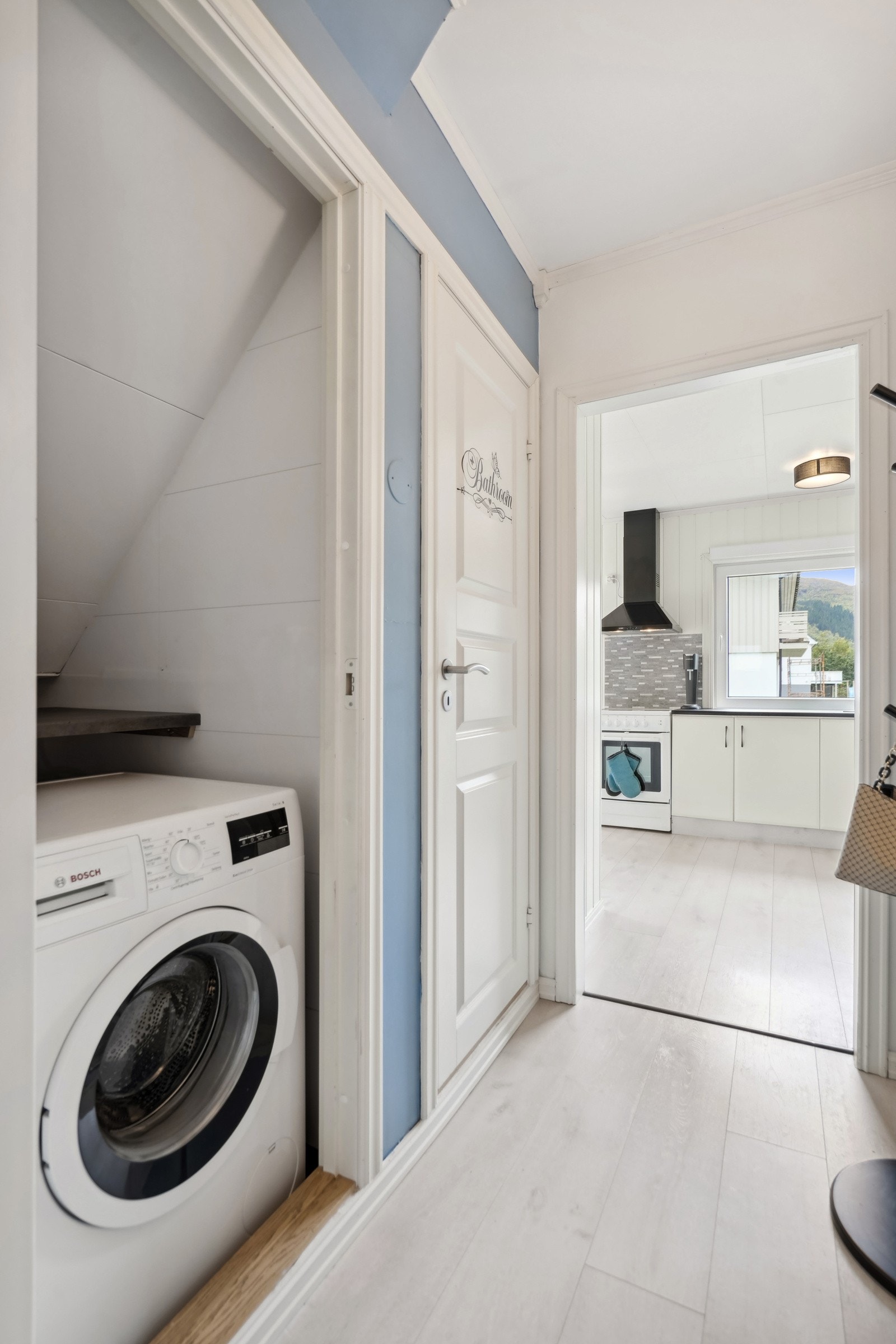 Plass for vaskemaskin på eget rom i gangen. Galleribilde
