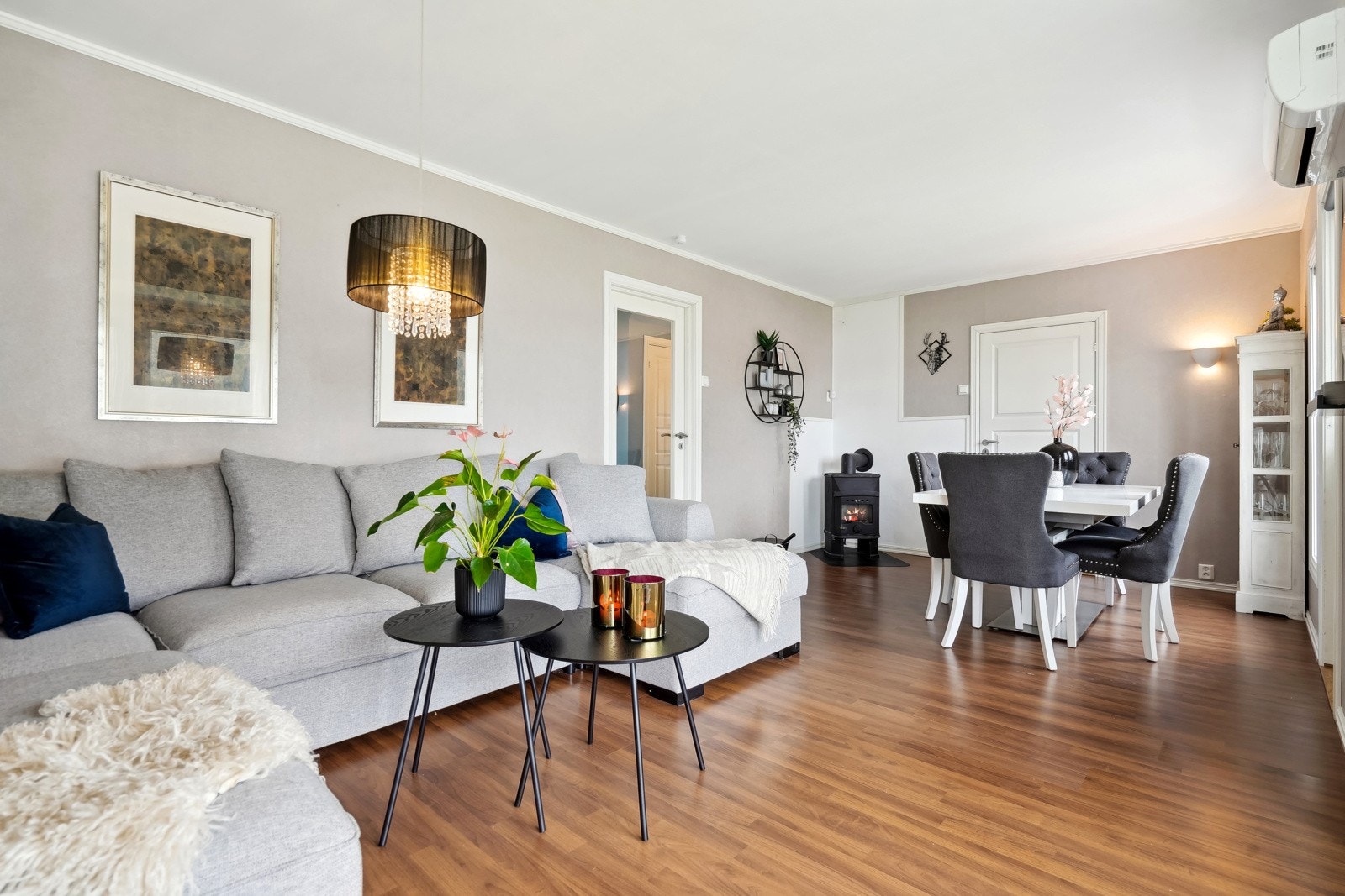 Det er gulvoverflater av laminat og på veggene er det malte flater. Galleribilde