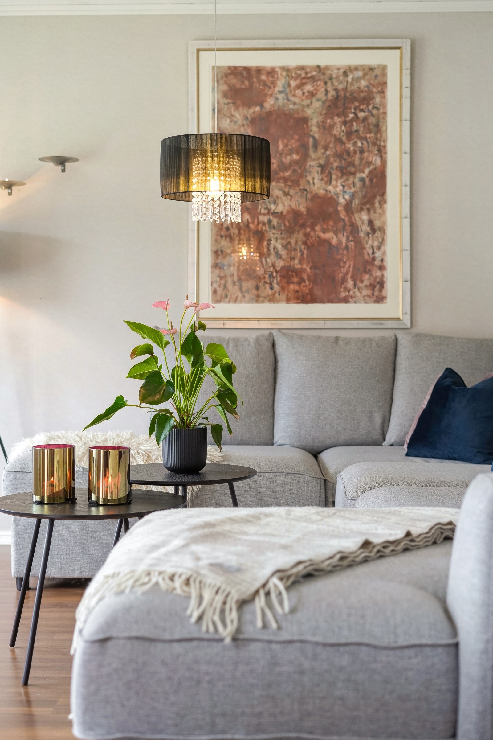 Helene Sætre ønsker deg velkommen til en hyggelig visning. Galleribilde