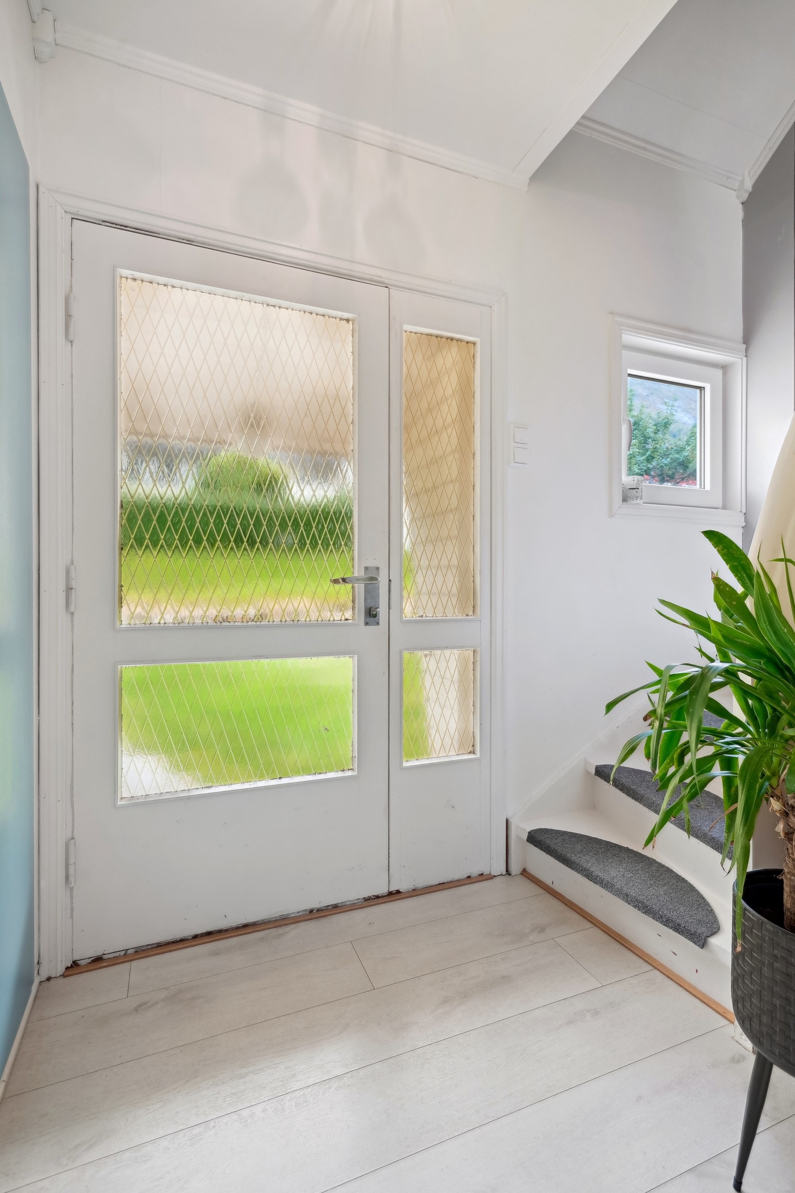 Ytterdøren slipper inn naturlig lys. Galleribilde