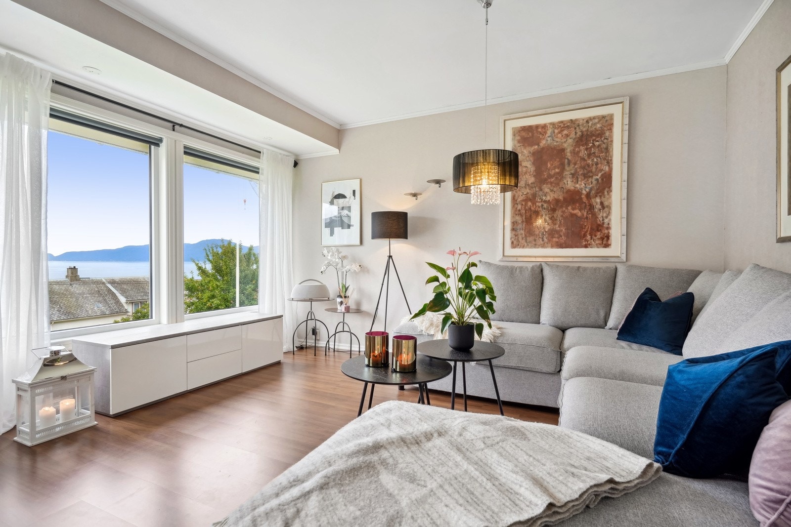 Stuen får godt med naturlig lys fra de nordvestvendte vinduene. Galleribilde