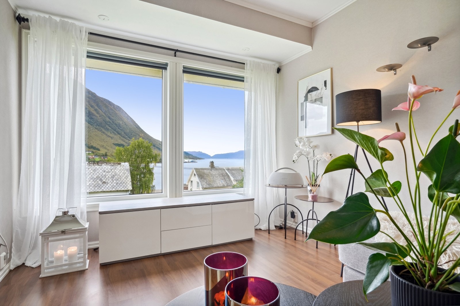 Flott utsikt mot fjord og fjell. Galleribilde