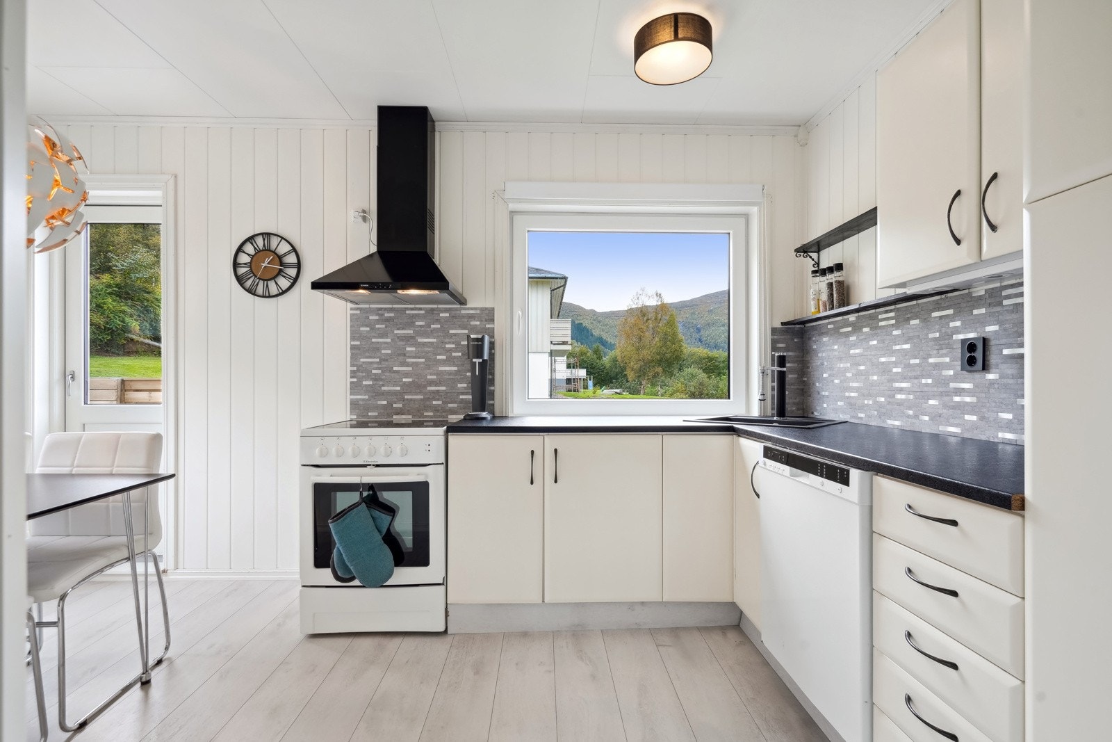 Kjøkkenet har gulvoverflater av laminat, og på veggene er det malt Galleribilde