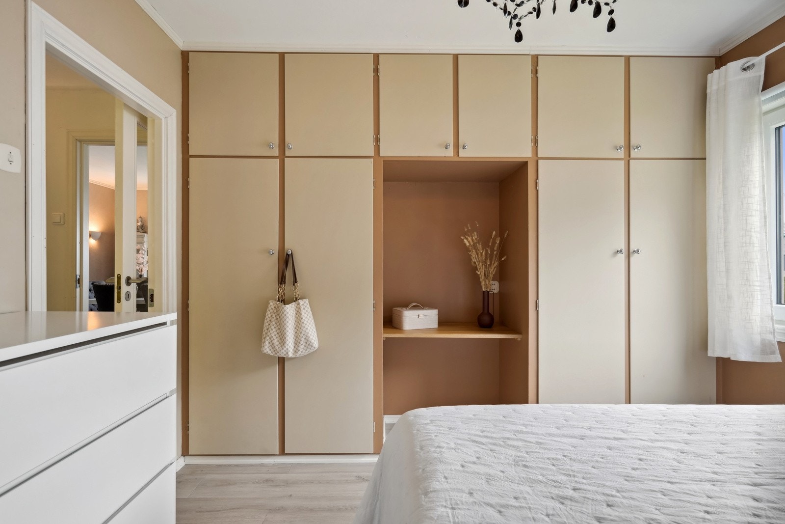 Integrerte skap i veggen som gir god oppbevaring. Galleribilde