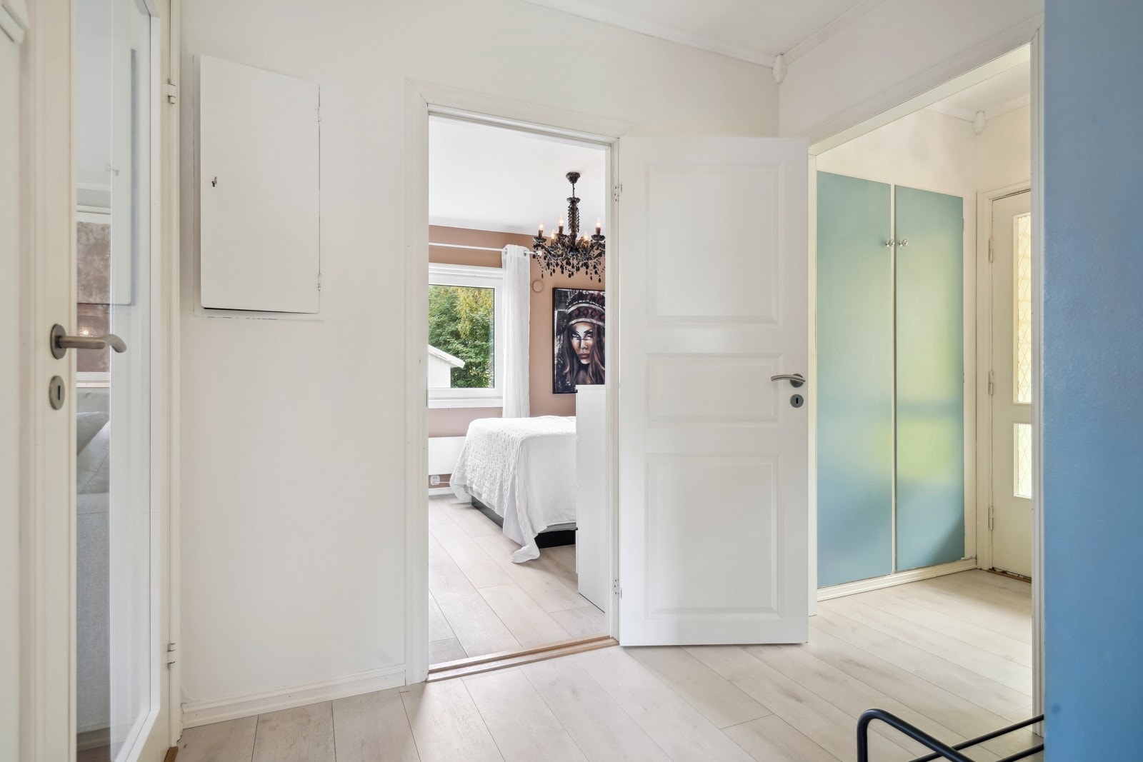 Romslig gang med integrerte skap i veggen, god plass til oppbevaring av yttertøy og sko. Galleribilde