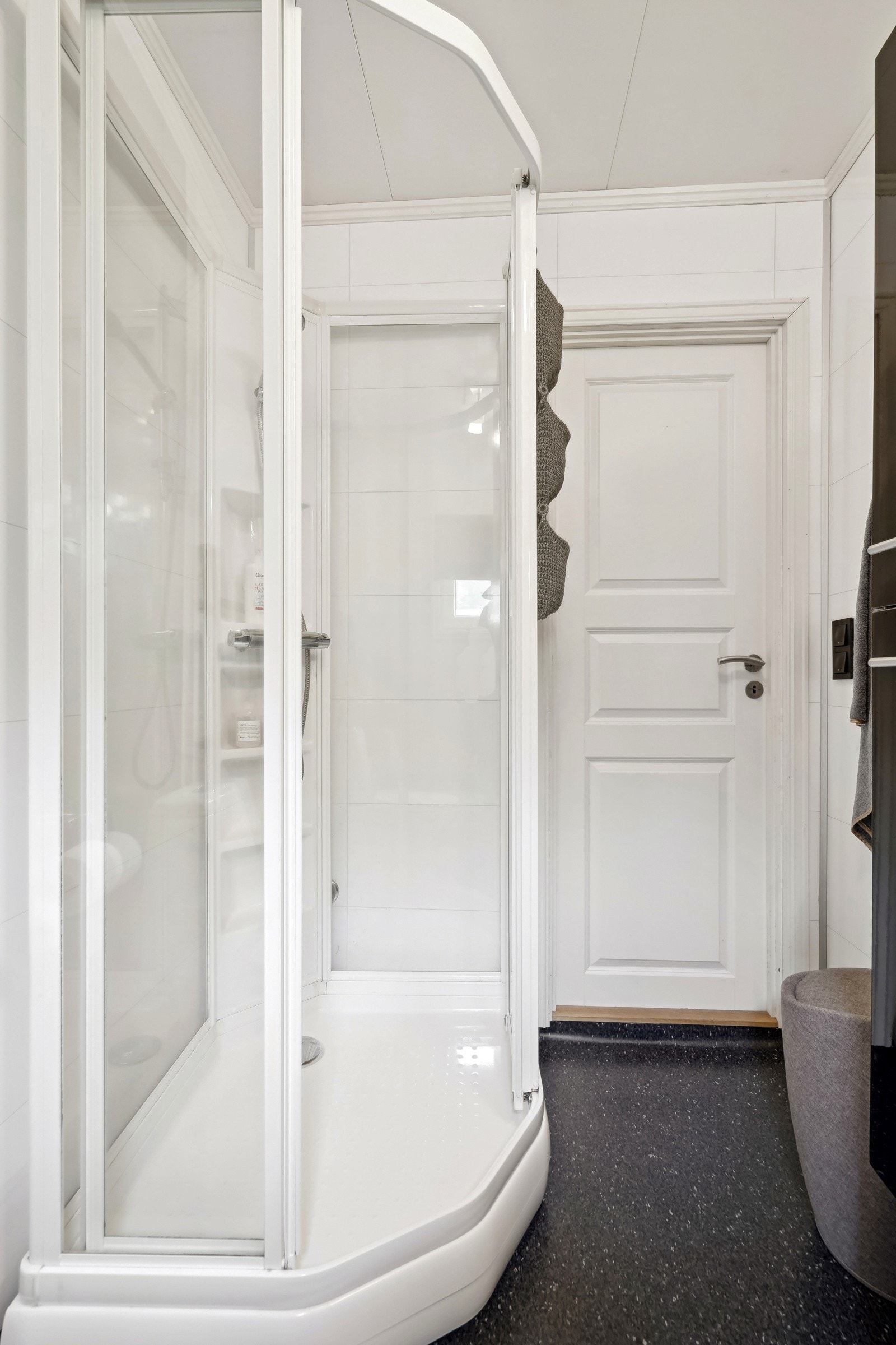 Innredet med toalett og dusjkabinett. Galleribilde