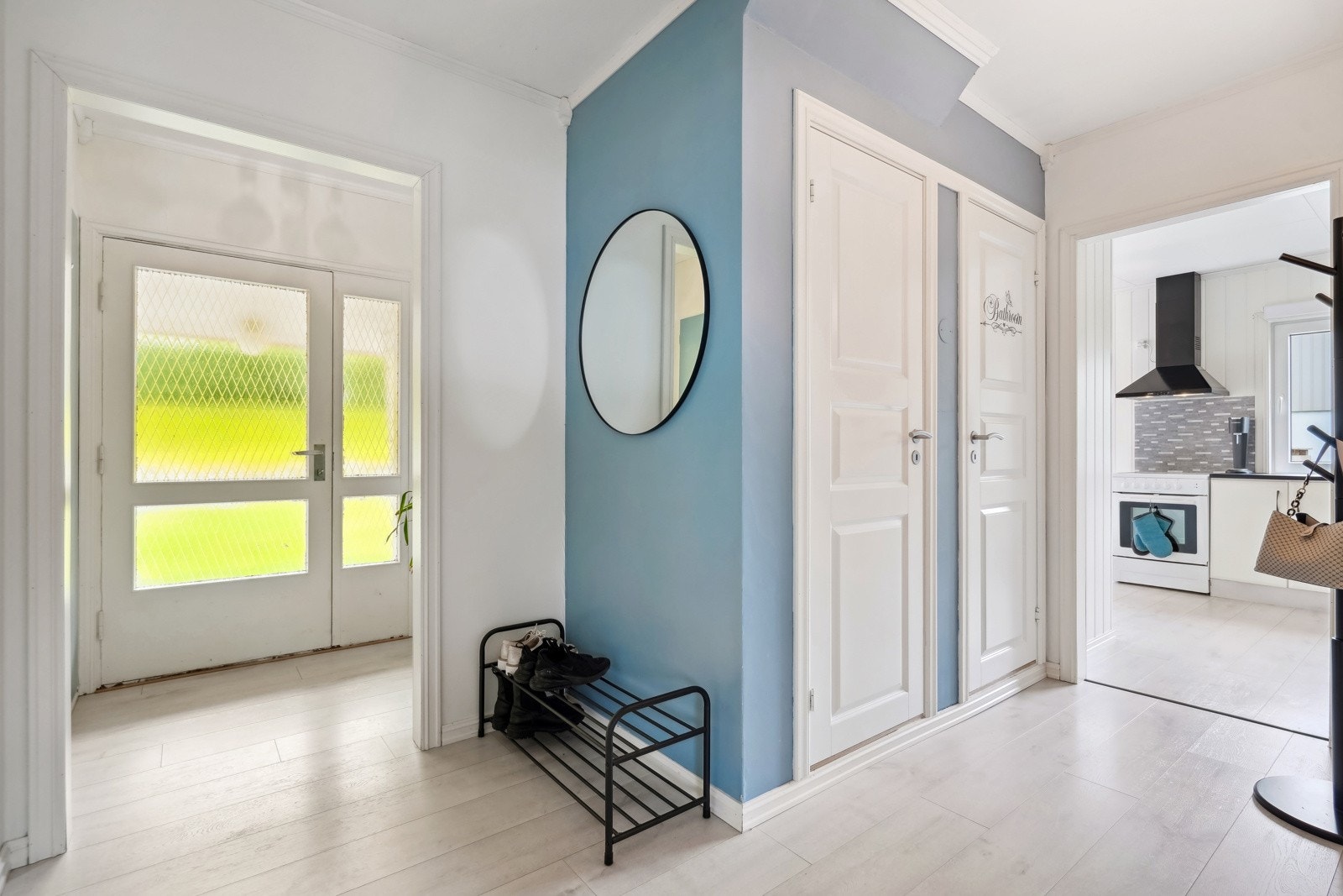 Entré og gang.Trappen opp til loft fra entréen. Galleribilde