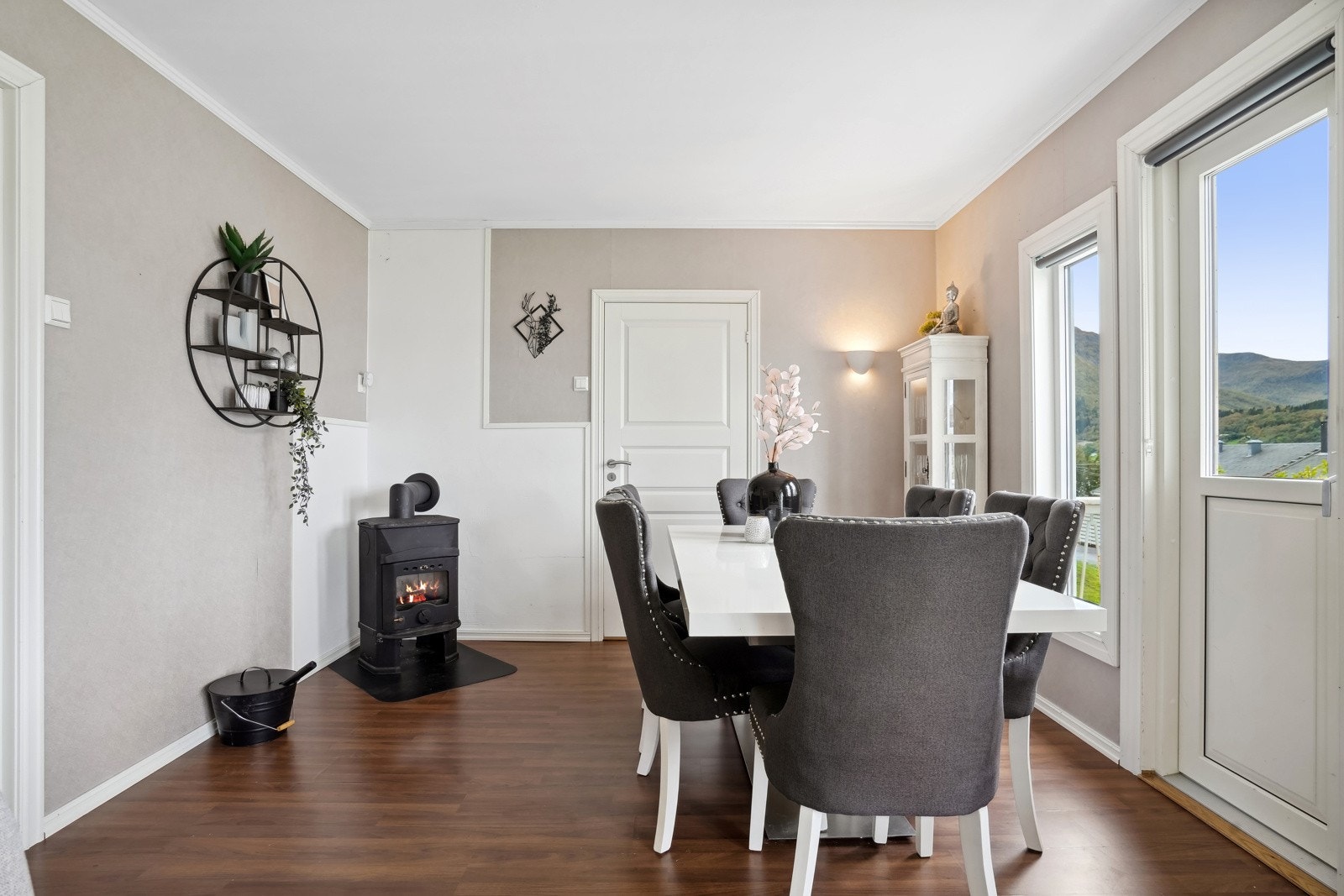 Det er plass til å møblere med spisegruppe på stuen. Vedovn er montert. Galleribilde