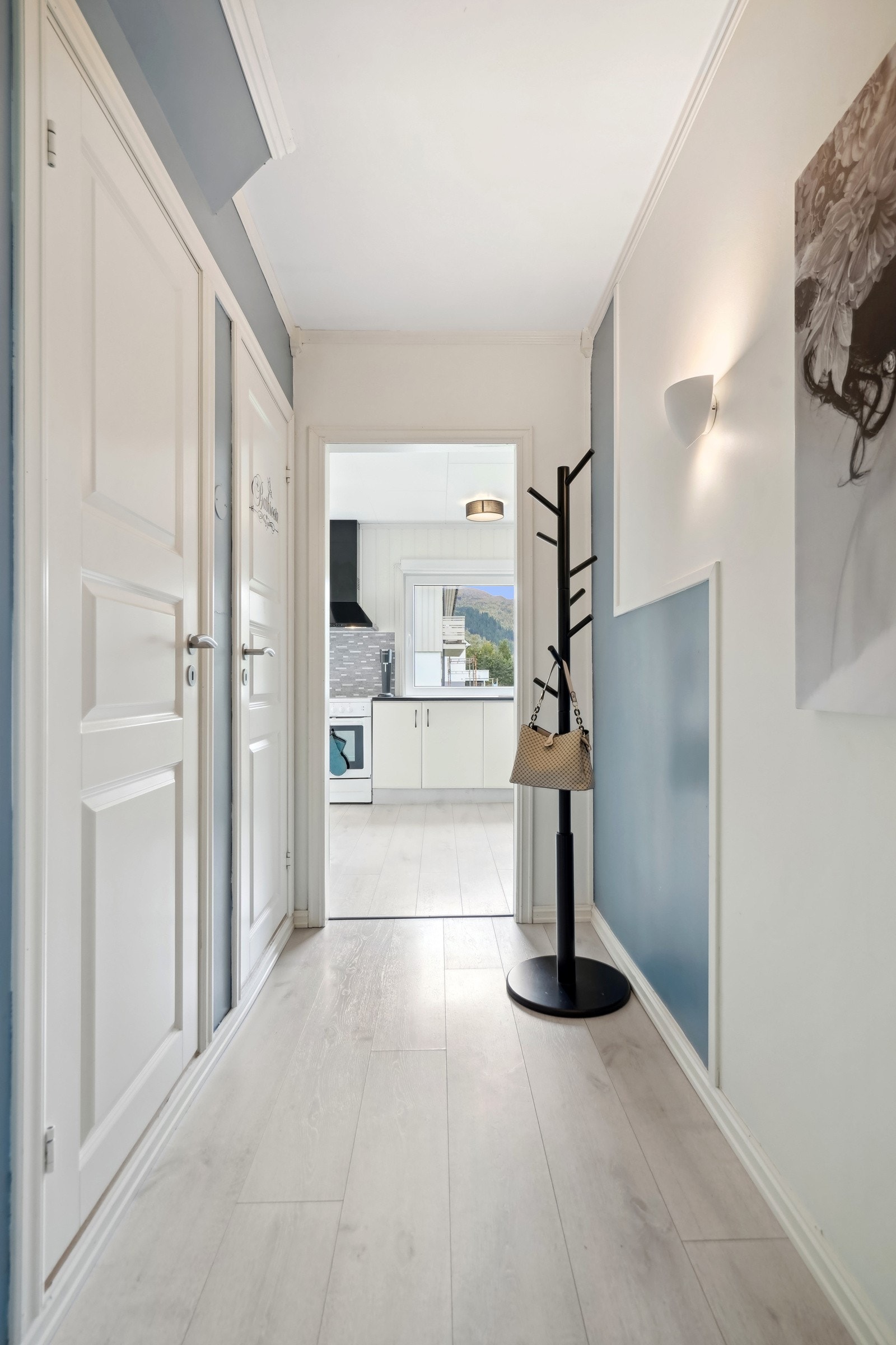 Det er laminat på gulvet, og på veggene er det malte flater. Galleribilde