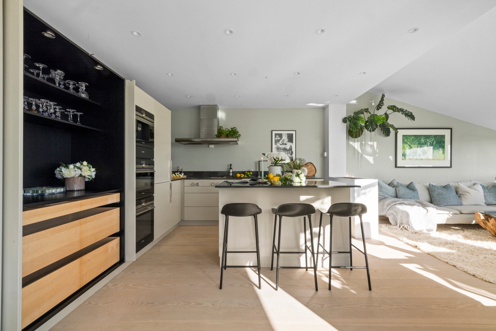 Det er utstyrt med kvalitetsapparater, inkludert integrert komfyr, induksjonstopp, tepaniaki, oppvaskmaskin, kombiovn, kaffemaskin og kjøleskap/frys fra Gaggenau og Siemens. Galleribilde