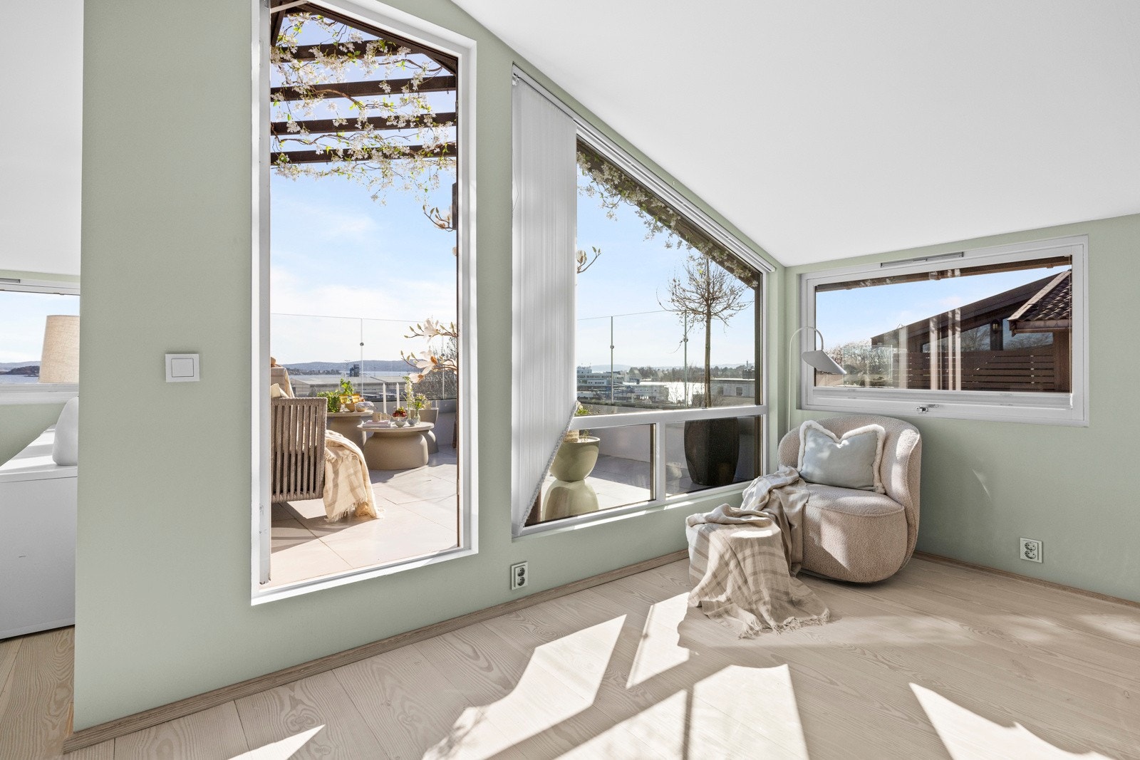 En rolig kveld på terrassen med utsikt over byen som lyser opp. Galleribilde