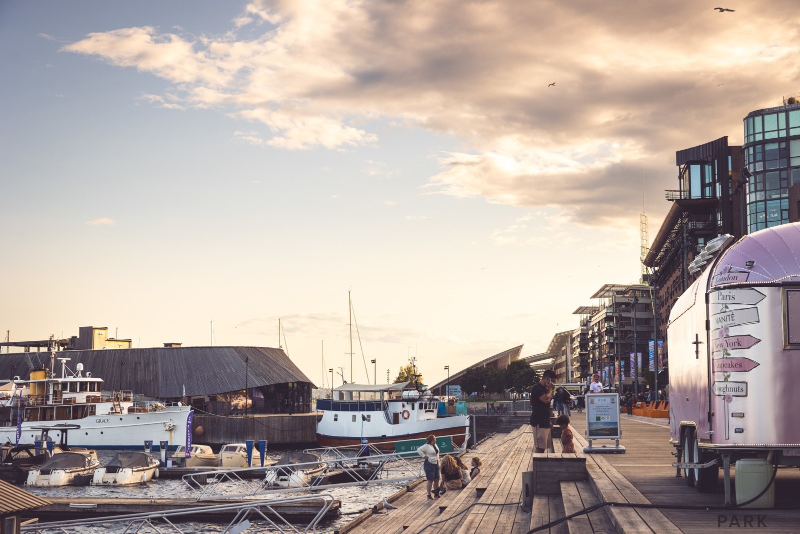 Munkedamsveien ligger i umiddelbar nærhet til både Aker Brygge og Tjuvholmen, to av Oslos mest populære områder for shopping, restauranter og kulturopplevelser. Galleribilde
