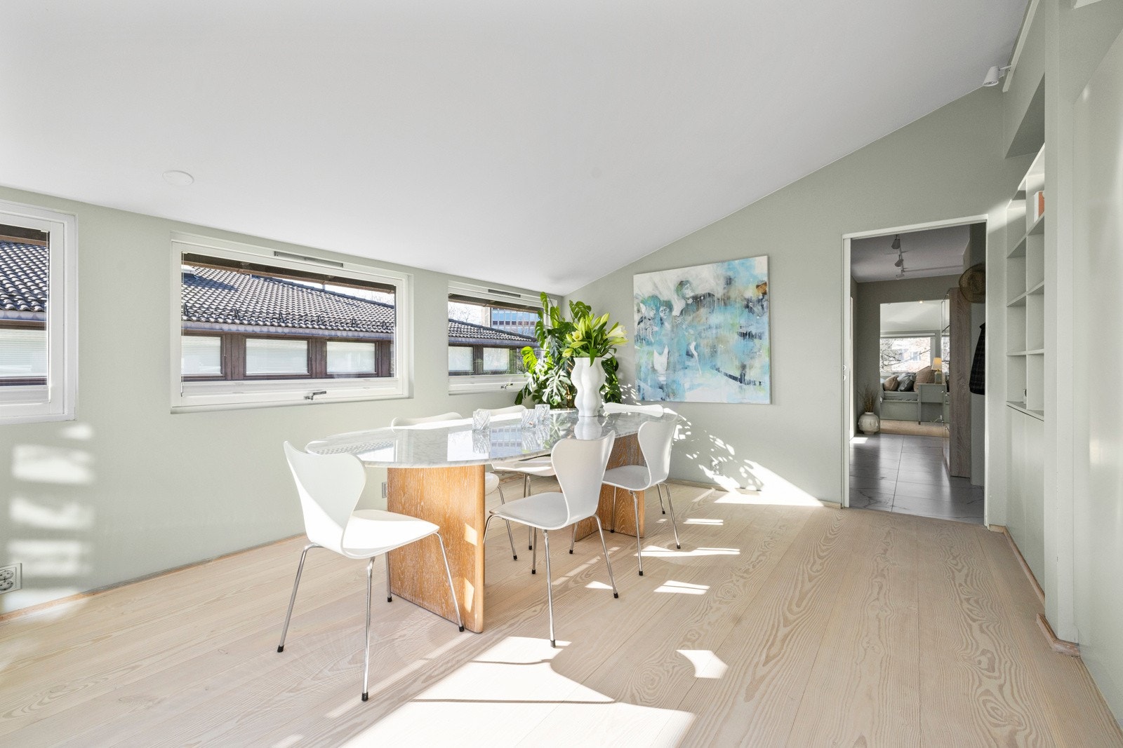 Dette hjemmet byr på et stort og sosialt oppholdsrom med åpen løsning mellom stue, spisestue og kjøkken. Galleribilde