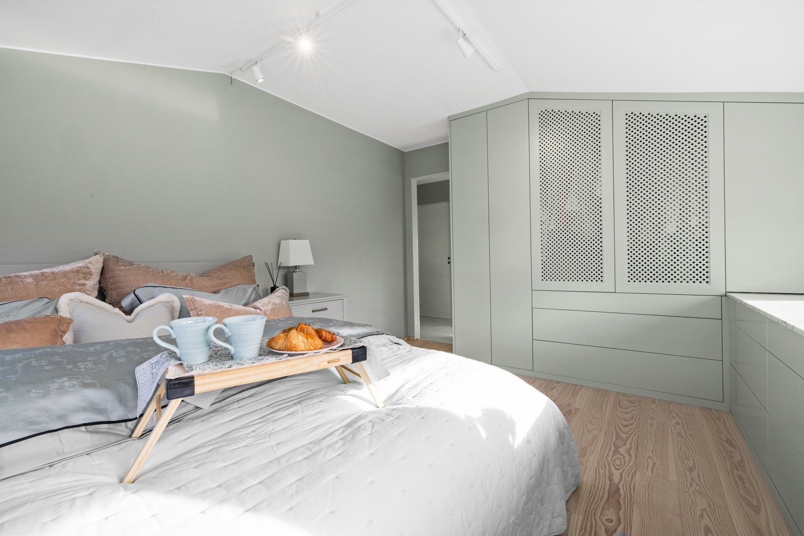 Her er det en praktisk innebygget garderobeløsning, skreddersydd av JH Interiør og Bokhyllespesialisten. Galleribilde