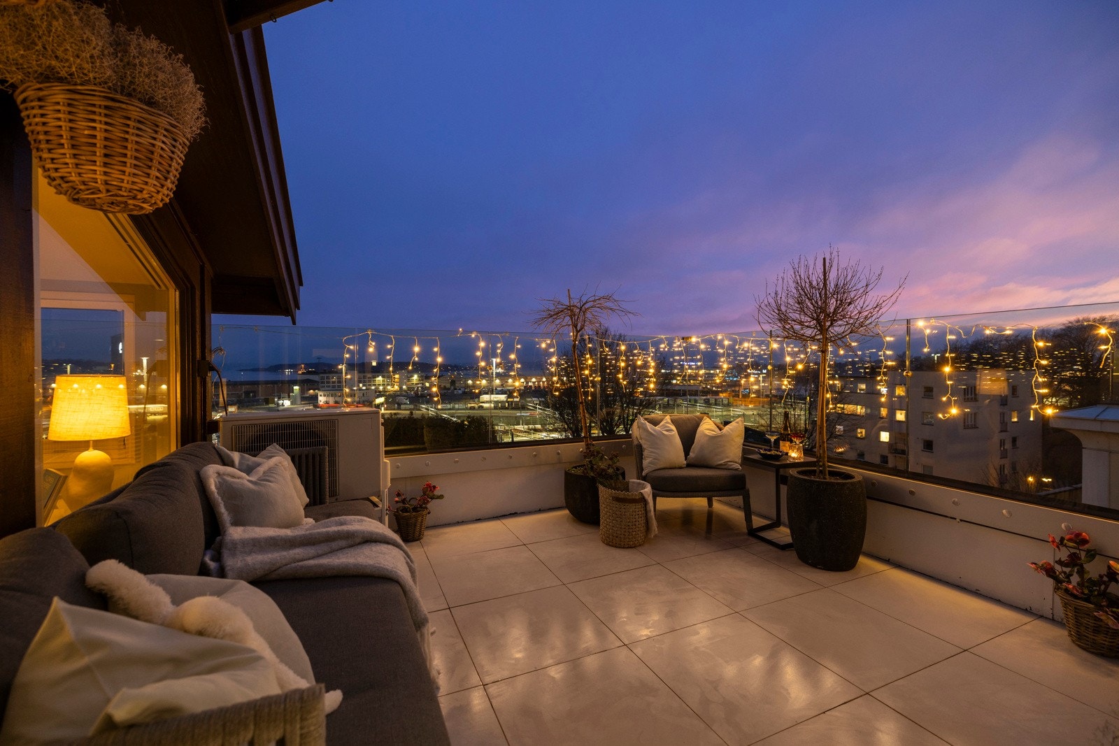 En delikat 4-roms topp-/hjørneleilighet med stor, solrik terrasse på 12 kvm med fjordutsikt. Galleribilde