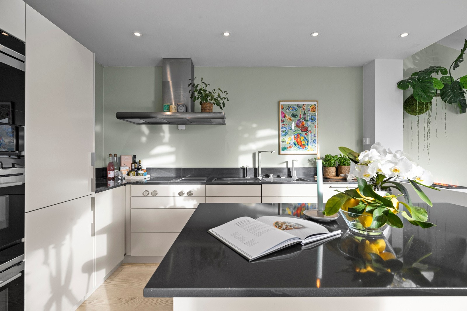 Kranene fra Dornbracht har Quooker for kokende vann, og det finnes praktiske løsninger som pocketskap og en kullfiltervifte. Galleribilde