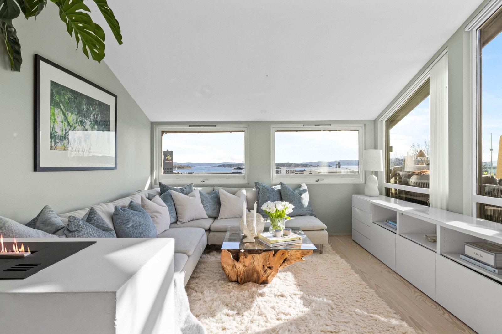 Stuen er utstyrt med varmepumpe fra ca. 2017 og en biopeis som skaper ekstra kos og stemning. Galleribilde