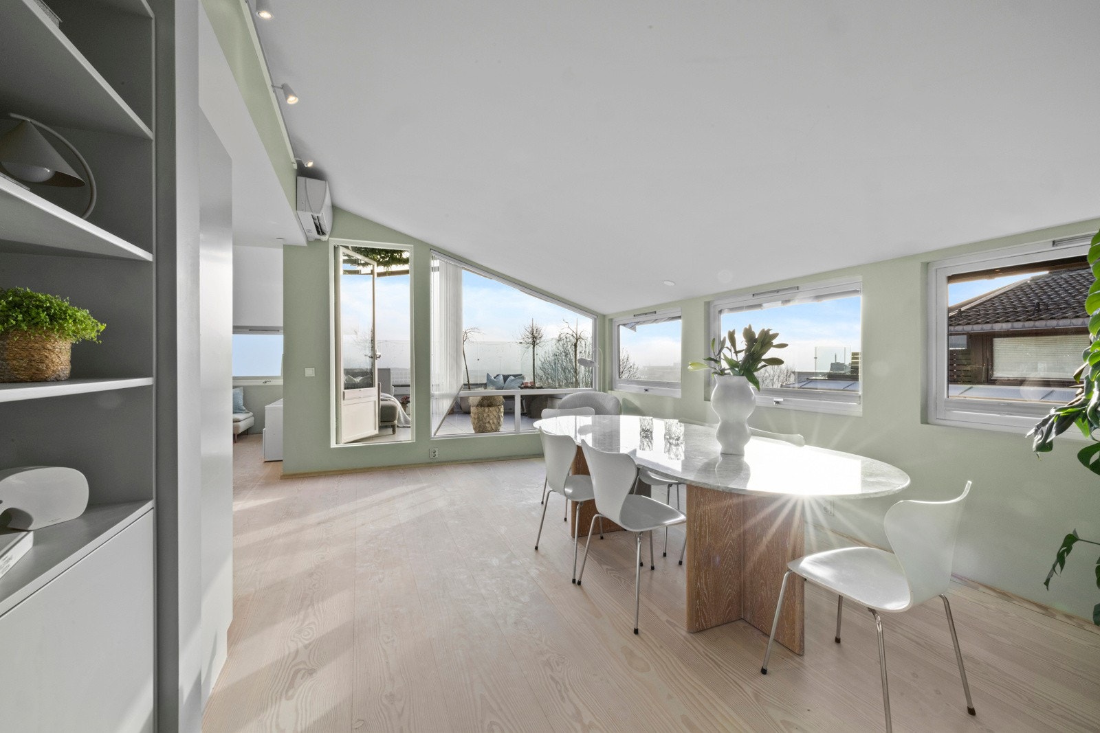 Oppholdsrommet har store vindusflater som gir rikelig med naturlig lys og fantastisk utsikt. Galleribilde