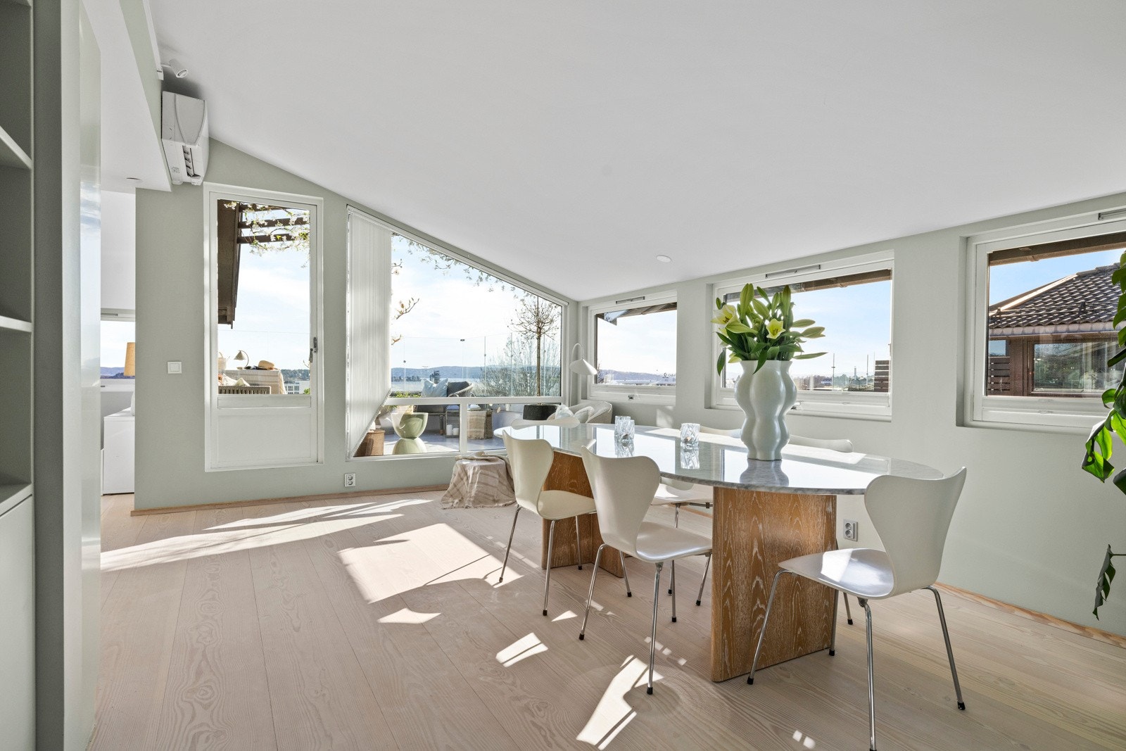 Fra stuen har du tilgang til en flislagt terrasse på 12 kvm. Galleribilde