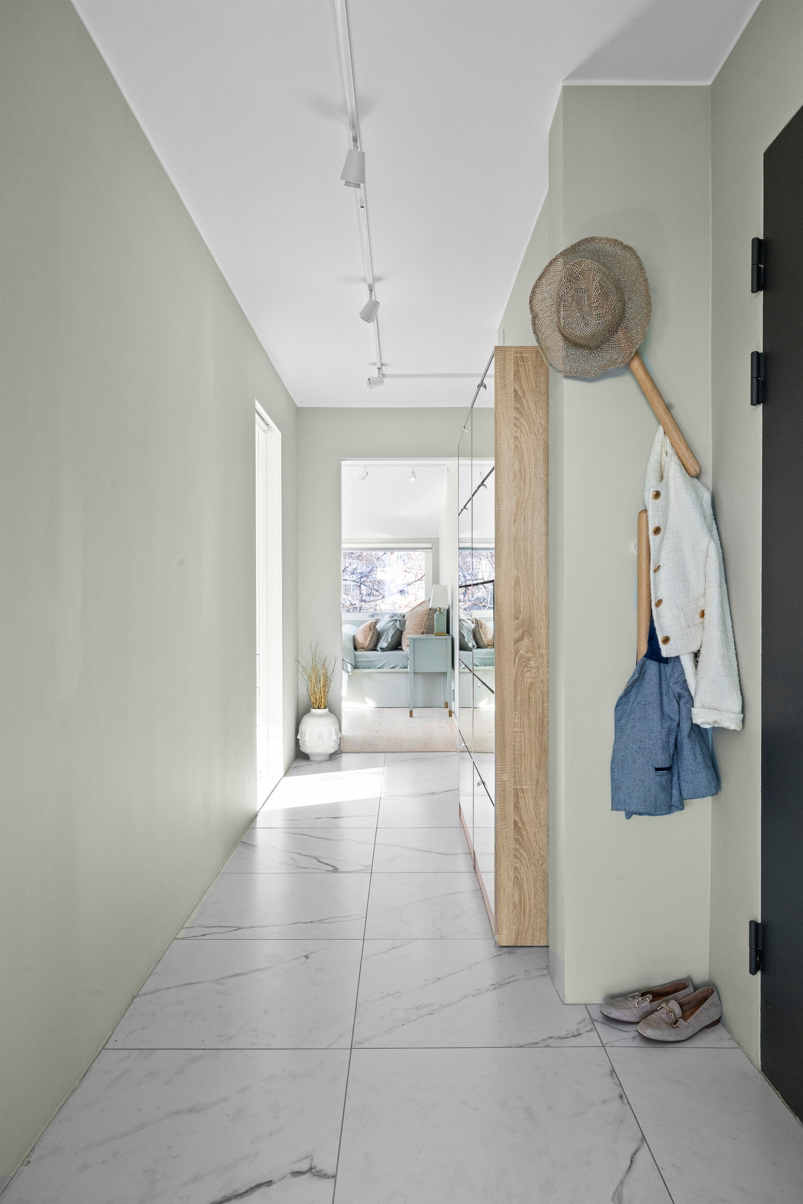 Boligen har en innbydende og romslig entré med flislagt gulv, elektriske varmekabler og moderne farger på veggene. Her er det god plass til garderobe for oppbevaring av klær og sko. Galleribilde